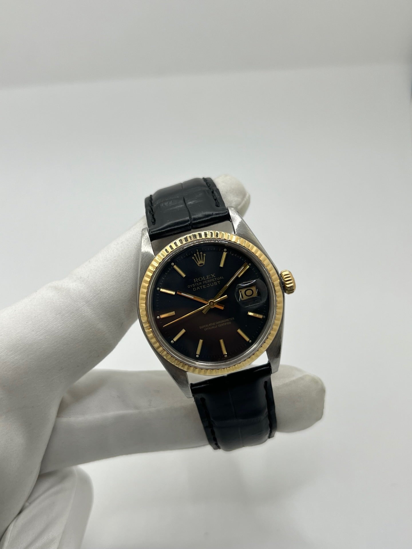 Montre Rolex Datejust 1601 de 1969 en acier et or jaune avec boîtier Oyster de 36 mm et lunette cannelée emblématique. Cadran noir d’origine offrant élégance et contraste, animé par un mouvement automatique révisé pour une précision optimale. Modèle vintage iconique en très bon état, monté sur bracelet cuir avec boucle, livré avec boîte Rolex. Pièce intemporelle, idéale pour collectionneur ou amateur de montres de prestige. Garantie 1 an.