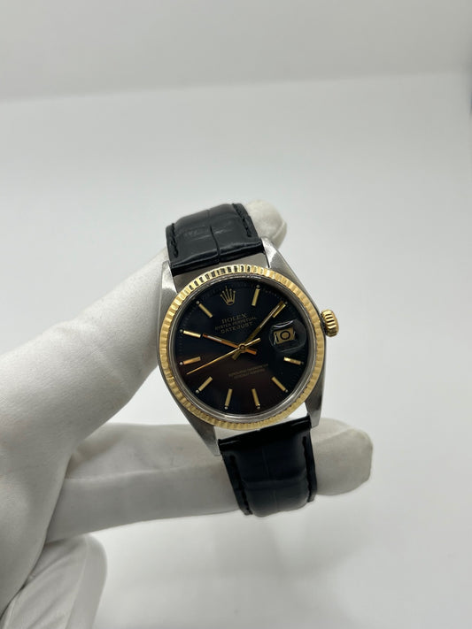 Montre Rolex Datejust 1601 de 1969 en acier et or jaune avec boîtier Oyster de 36 mm et lunette cannelée emblématique. Cadran noir d’origine offrant élégance et contraste, animé par un mouvement automatique révisé pour une précision optimale. Modèle vintage iconique en très bon état, monté sur bracelet cuir avec boucle, livré avec boîte Rolex. Pièce intemporelle, idéale pour collectionneur ou amateur de montres de prestige. Garantie 1 an.
