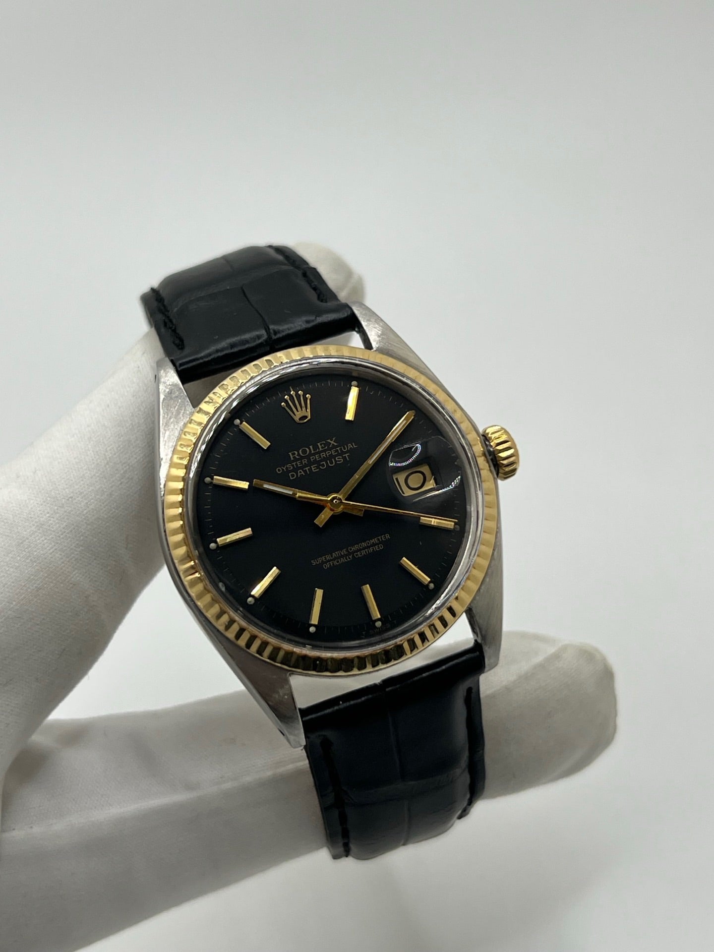 Montre Rolex Datejust 1601 de 1969 en acier et or jaune avec boîtier Oyster de 36 mm et lunette cannelée emblématique. Cadran noir d’origine offrant élégance et contraste, animé par un mouvement automatique révisé pour une précision optimale. Modèle vintage iconique en très bon état, monté sur bracelet cuir avec boucle, livré avec boîte Rolex. Pièce intemporelle, idéale pour collectionneur ou amateur de montres de prestige. Garantie 1 an.