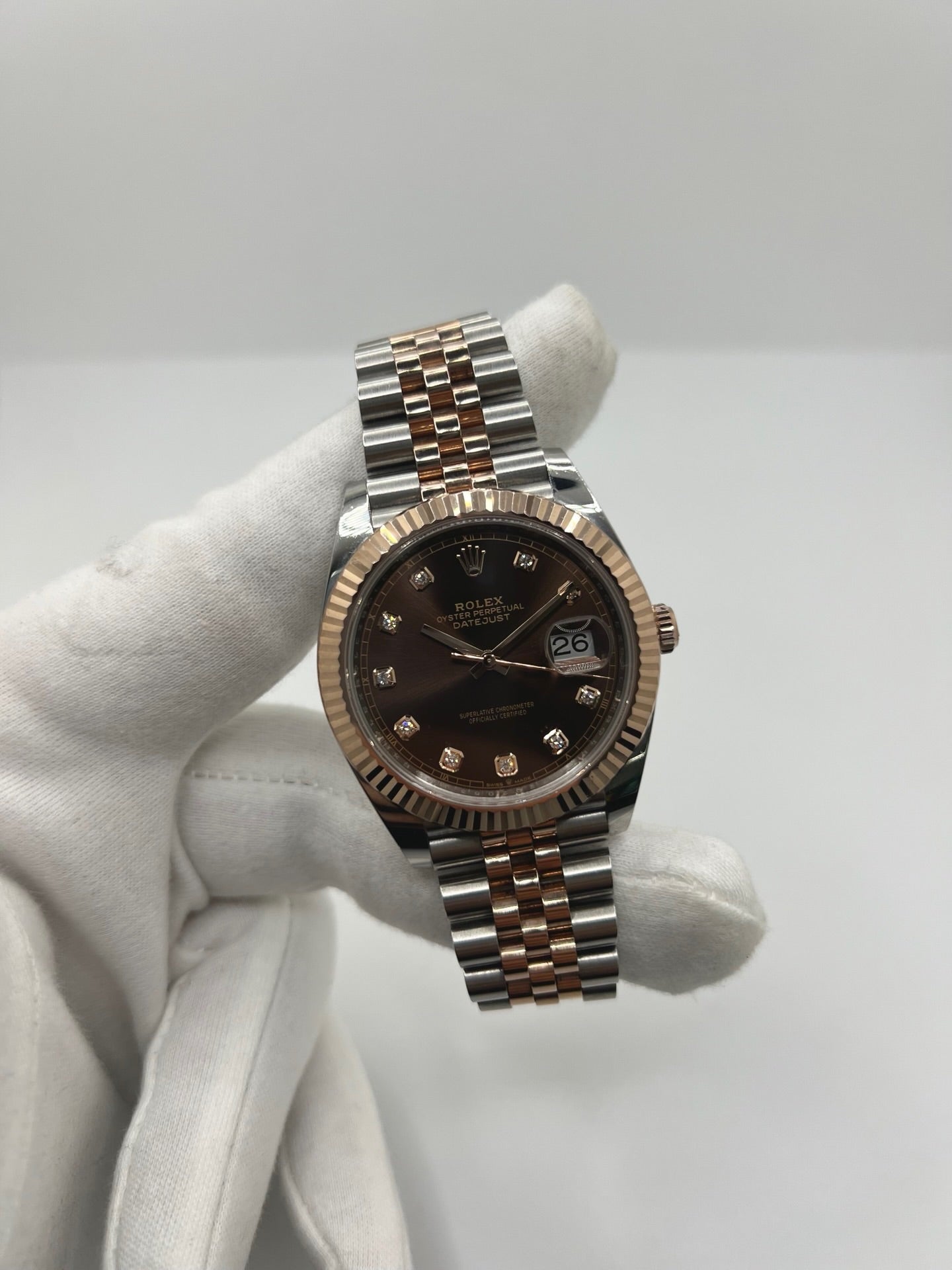 Montre Rolex Datejust 41 en acier et or rose, référence 126331, avec cadran brun et lunette cannelée en or Everose. Équipée d’un mouvement automatique calibre 3235 avec 70 heures de réserve de marche. Bracelet Oyster en acier et or rose avec boucle déployante. Verre saphir et fonction date. Montre d’occasion en très bon état, révisée, livrée avec coffret et papiers d’origine, idéale pour un style élégant et intemporel.