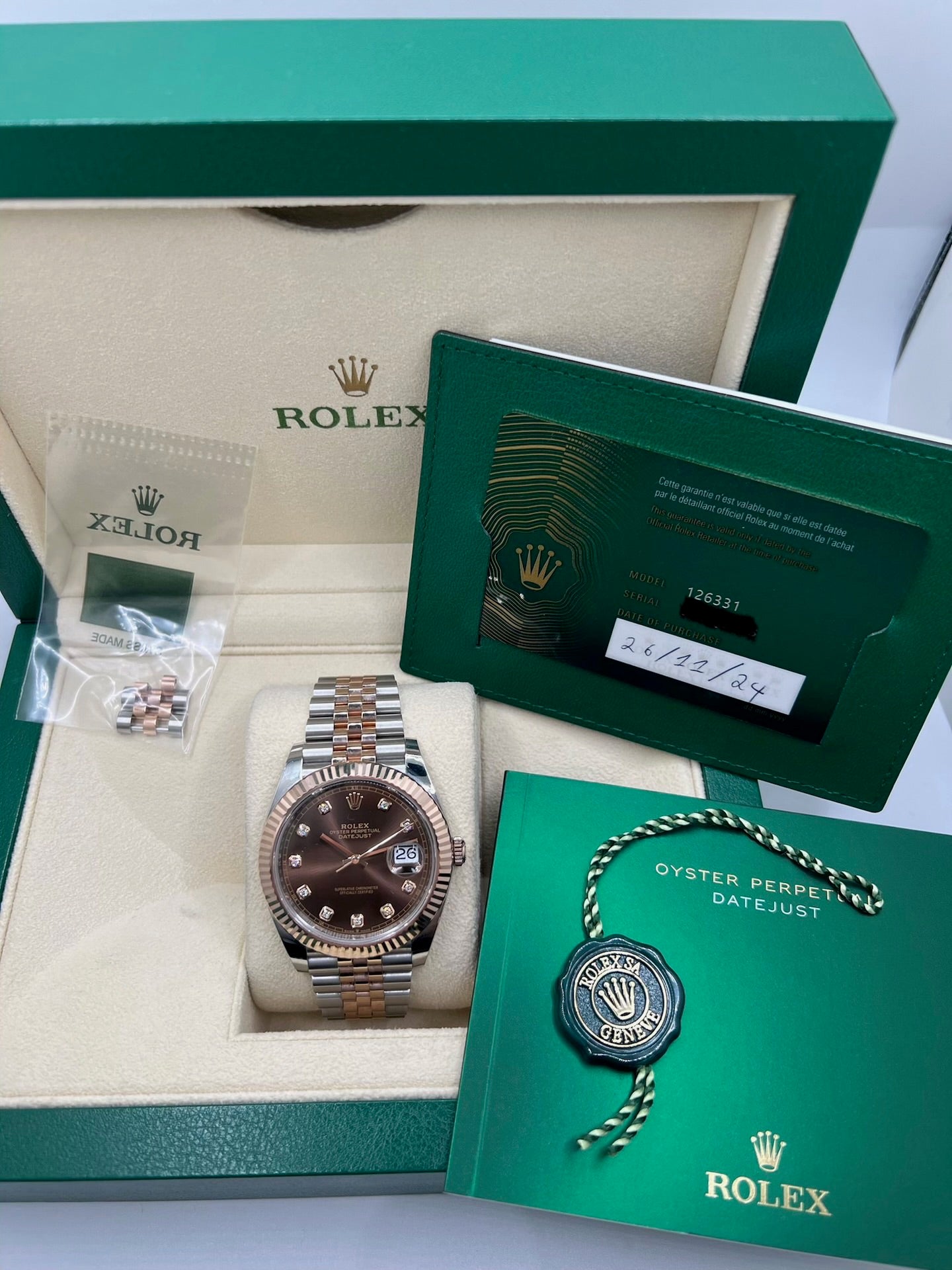 Montre Rolex Datejust 41 en acier et or rose, référence 126331, avec cadran brun et lunette cannelée en or Everose. Équipée d’un mouvement automatique calibre 3235 avec 70 heures de réserve de marche. Bracelet Oyster en acier et or rose avec boucle déployante. Verre saphir et fonction date. Montre d’occasion en très bon état, révisée, livrée avec coffret et papiers d’origine, idéale pour un style élégant et intemporel.