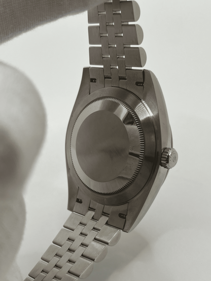 Découvrez la Rolex Datejust 41 réf. 126334 avec son élégant bracelet Jubilee et sa boîte d'origine. Ce modèle iconique allie raffinement et précision horlogère, idéal pour les amateurs de montres de luxe. Son design intemporel et ses finitions haut de gamme en font une pièce d’exception. Ne manquez pas cette montre Rolex Datejust 41 mm, symbole d’élégance et de prestige.