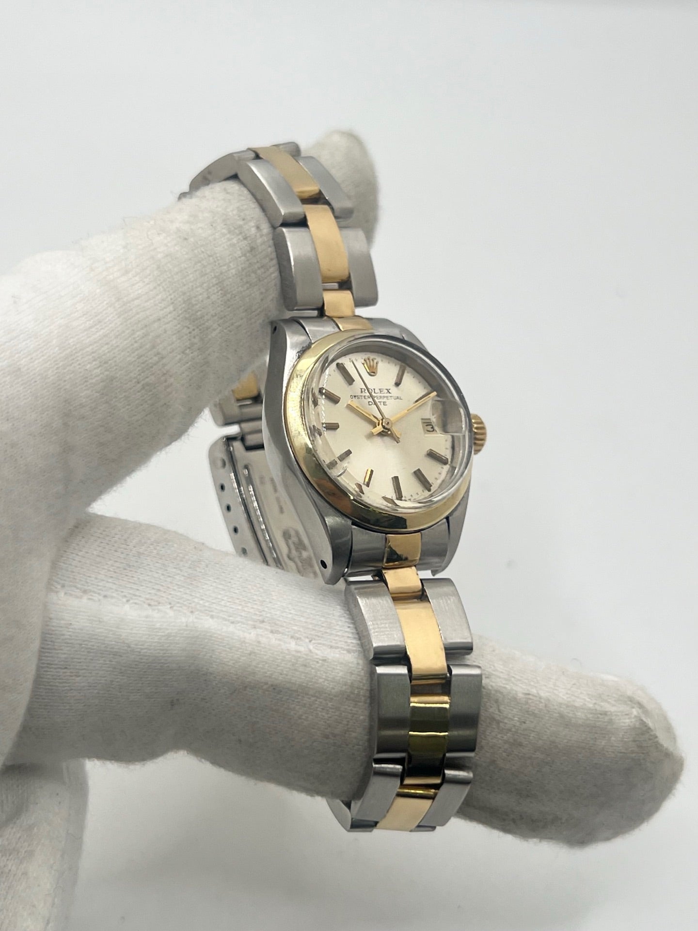 Rolex Lady-Datejust 69173 en acier et or jaune 18 carats, montre automatique pour femme de 26 mm avec cadran champagne, verre saphir et fonction date. Cette Rolex Datejust vintage de 1975 est équipée du calibre Rolex 2135, révisée et en très bon état. Livrée avec son coffret d'origine et garantie 1 an, cette Rolex Lady-Datejust allie élégance intemporelle, précision suisse et valeur de collection.
