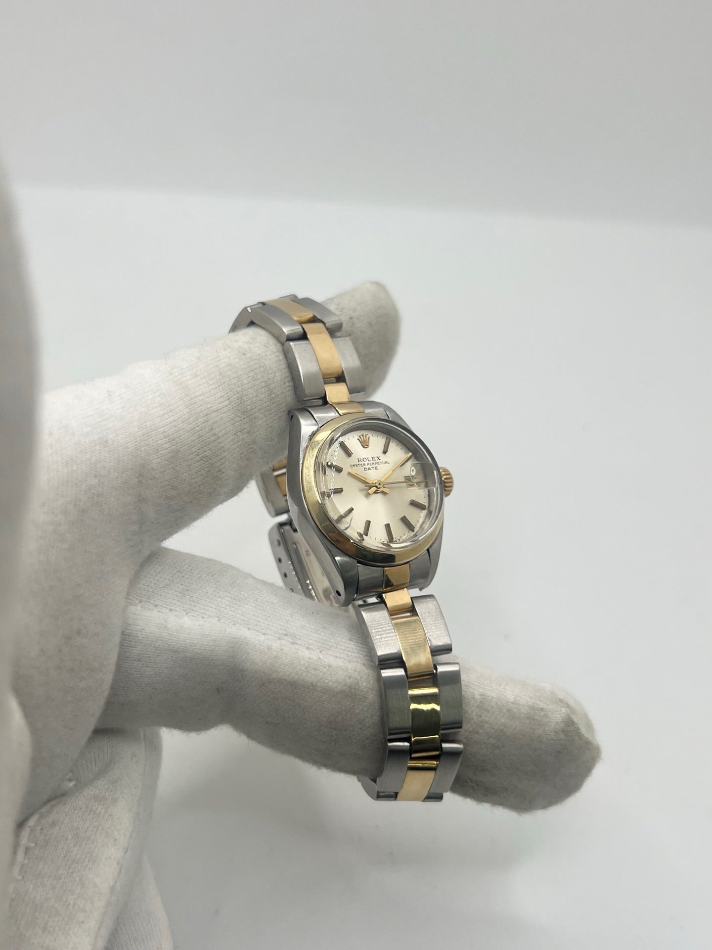 Rolex Lady-Datejust 69173 en acier et or jaune 18 carats, montre automatique pour femme de 26 mm avec cadran champagne, verre saphir et fonction date. Cette Rolex Datejust vintage de 1975 est équipée du calibre Rolex 2135, révisée et en très bon état. Livrée avec son coffret d'origine et garantie 1 an, cette Rolex Lady-Datejust allie élégance intemporelle, précision suisse et valeur de collection.