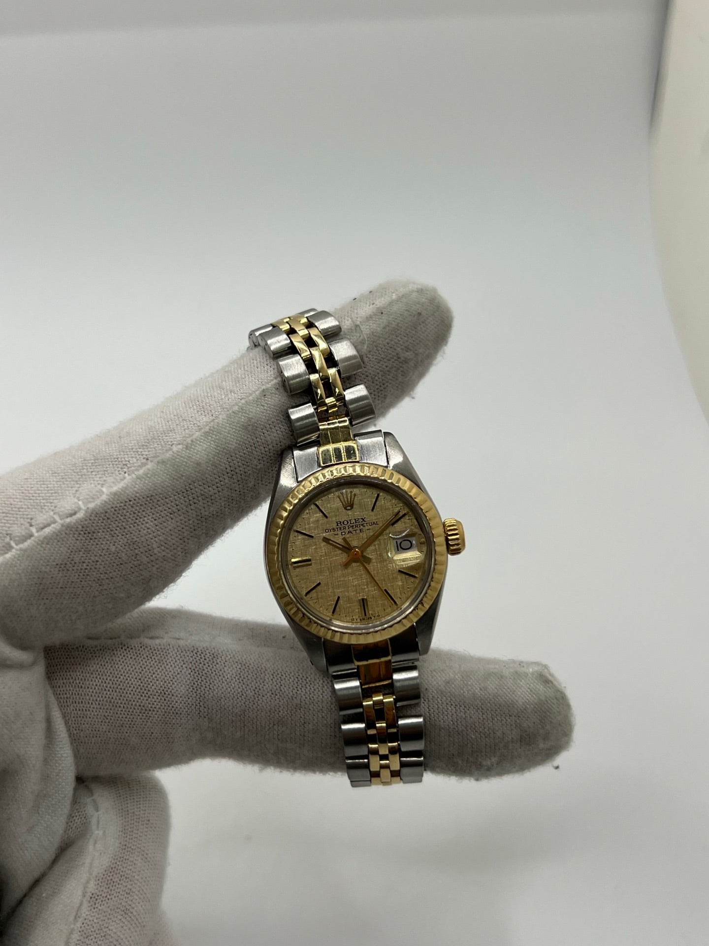 Montre Lady-Datejust référence 69173 en acier et or jaune avec cadran champagne et lunette cannelée en or jaune. Modèle féminin emblématique doté d’un mouvement automatique calibre 2135 et d’un boîtier de 26 mm avec verre saphir. Bracelet bicolore acier et or avec boucle pliante. Montre élégante et intemporelle, appréciée pour son design raffiné et sa fonction date, idéale pour les amateurs de montres classiques et d’horlogerie suisse.