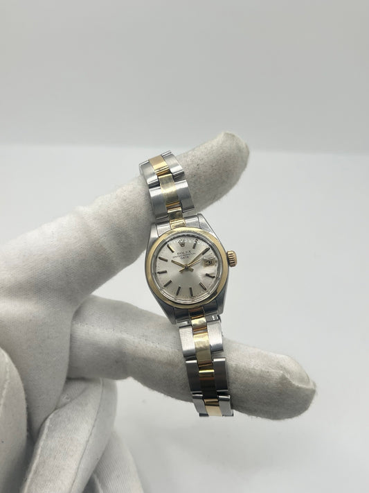 Rolex Lady-Datejust 69173 en acier et or jaune 18 carats, montre automatique pour femme de 26 mm avec cadran champagne, verre saphir et fonction date. Cette Rolex Datejust vintage de 1975 est équipée du calibre Rolex 2135, révisée et en très bon état. Livrée avec son coffret d'origine et garantie 1 an, cette Rolex Lady-Datejust allie élégance intemporelle, précision suisse et valeur de collection.