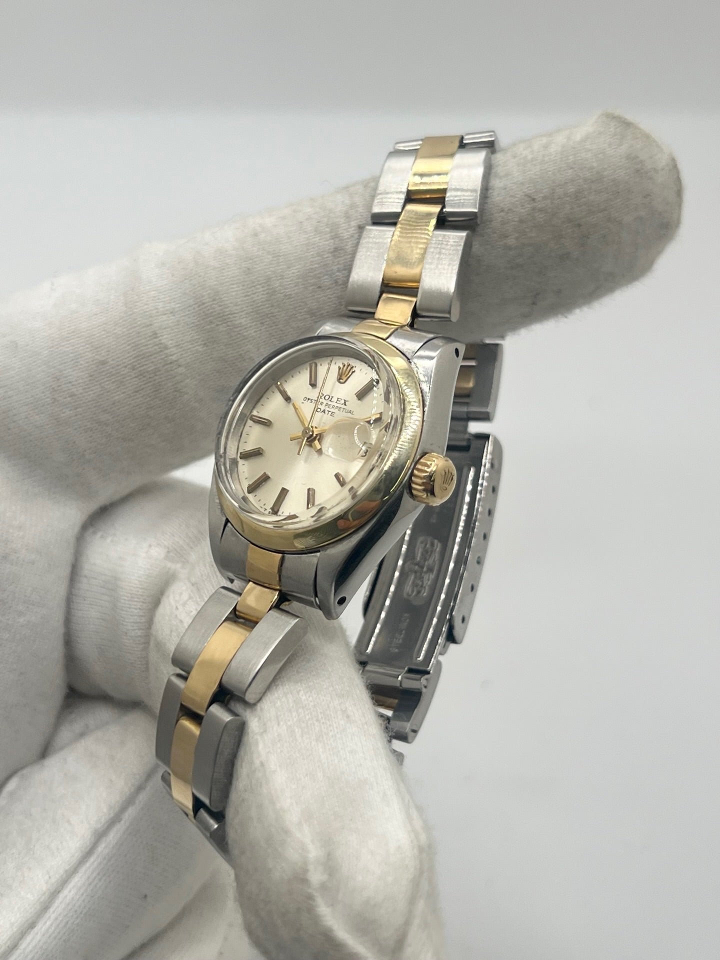 Rolex Lady-Datejust 69173 en acier et or jaune 18 carats, montre automatique pour femme de 26 mm avec cadran champagne, verre saphir et fonction date. Cette Rolex Datejust vintage de 1975 est équipée du calibre Rolex 2135, révisée et en très bon état. Livrée avec son coffret d'origine et garantie 1 an, cette Rolex Lady-Datejust allie élégance intemporelle, précision suisse et valeur de collection.
