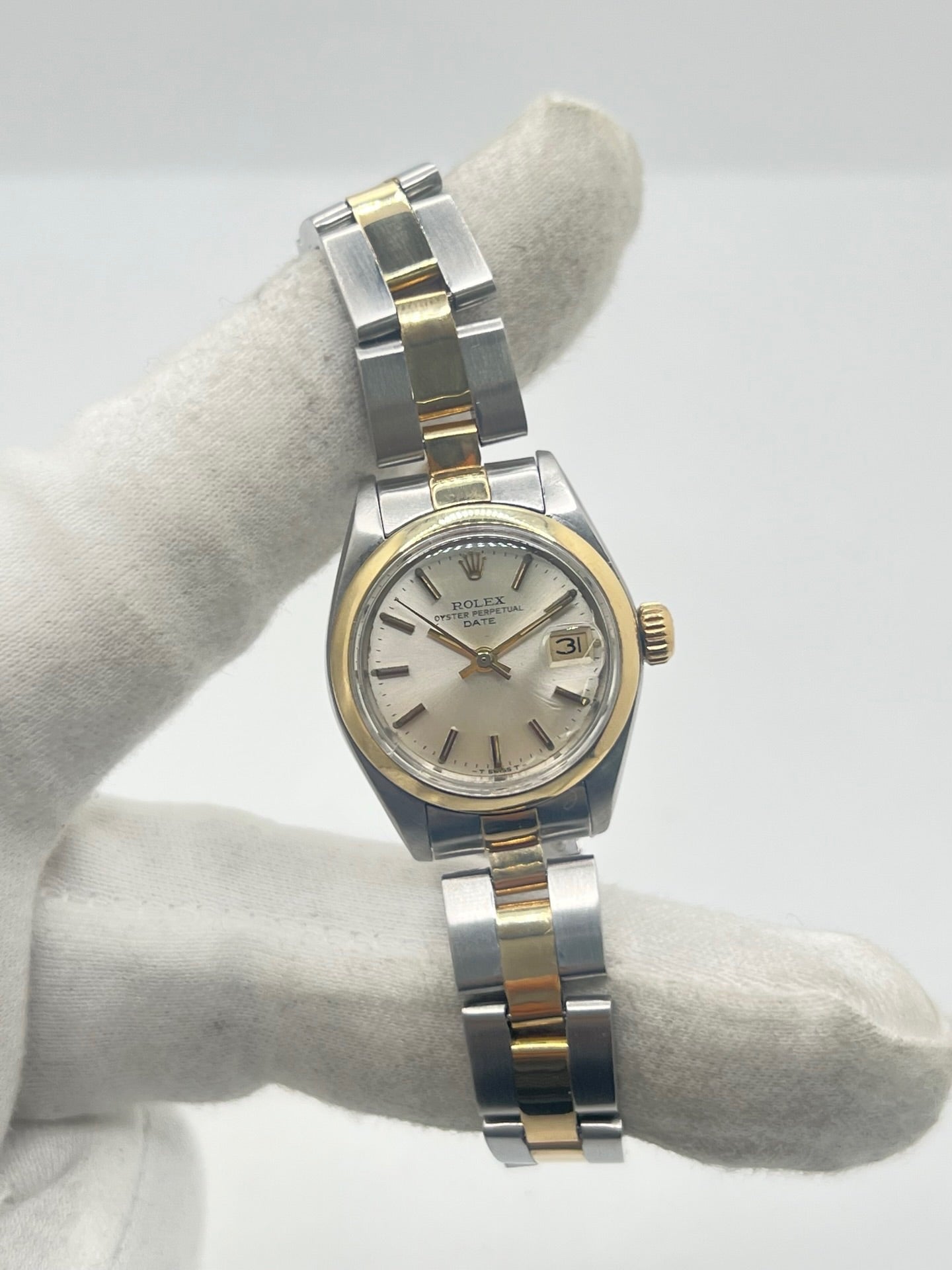 Rolex Lady-Datejust 69173 en acier et or jaune 18 carats, montre automatique pour femme de 26 mm avec cadran champagne, verre saphir et fonction date. Cette Rolex Datejust vintage de 1975 est équipée du calibre Rolex 2135, révisée et en très bon état. Livrée avec son coffret d'origine et garantie 1 an, cette Rolex Lady-Datejust allie élégance intemporelle, précision suisse et valeur de collection.