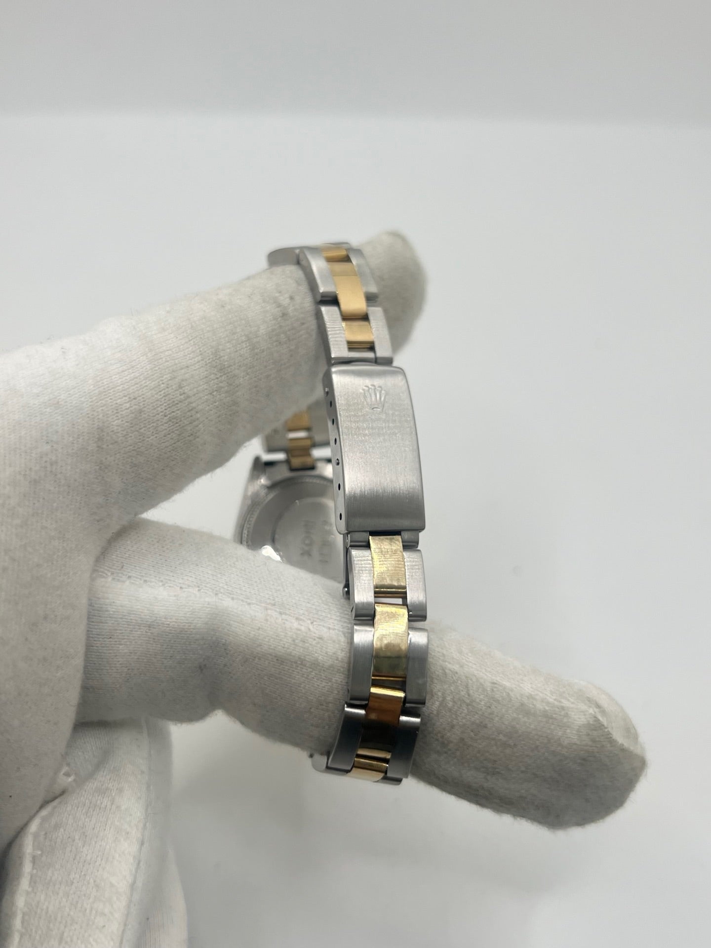 Rolex Lady-Datejust 69173 en acier et or jaune 18 carats, montre automatique pour femme de 26 mm avec cadran champagne, verre saphir et fonction date. Cette Rolex Datejust vintage de 1975 est équipée du calibre Rolex 2135, révisée et en très bon état. Livrée avec son coffret d'origine et garantie 1 an, cette Rolex Lady-Datejust allie élégance intemporelle, précision suisse et valeur de collection.
