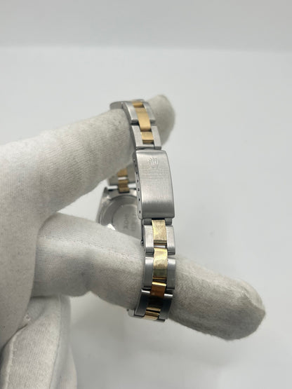 Rolex Lady-Datejust 69173 en acier et or jaune 18 carats, montre automatique pour femme de 26 mm avec cadran champagne, verre saphir et fonction date. Cette Rolex Datejust vintage de 1975 est équipée du calibre Rolex 2135, révisée et en très bon état. Livrée avec son coffret d'origine et garantie 1 an, cette Rolex Lady-Datejust allie élégance intemporelle, précision suisse et valeur de collection.

