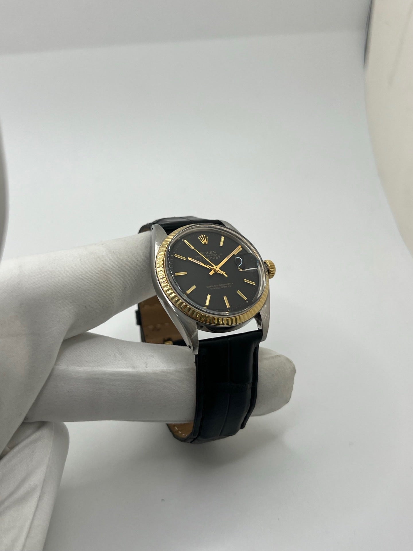 Montre Rolex Datejust 1601 de 1969 en acier et or jaune avec boîtier Oyster de 36 mm et lunette cannelée emblématique. Cadran noir d’origine offrant élégance et contraste, animé par un mouvement automatique révisé pour une précision optimale. Modèle vintage iconique en très bon état, monté sur bracelet cuir avec boucle, livré avec boîte Rolex. Pièce intemporelle, idéale pour collectionneur ou amateur de montres de prestige. Garantie 1 an.