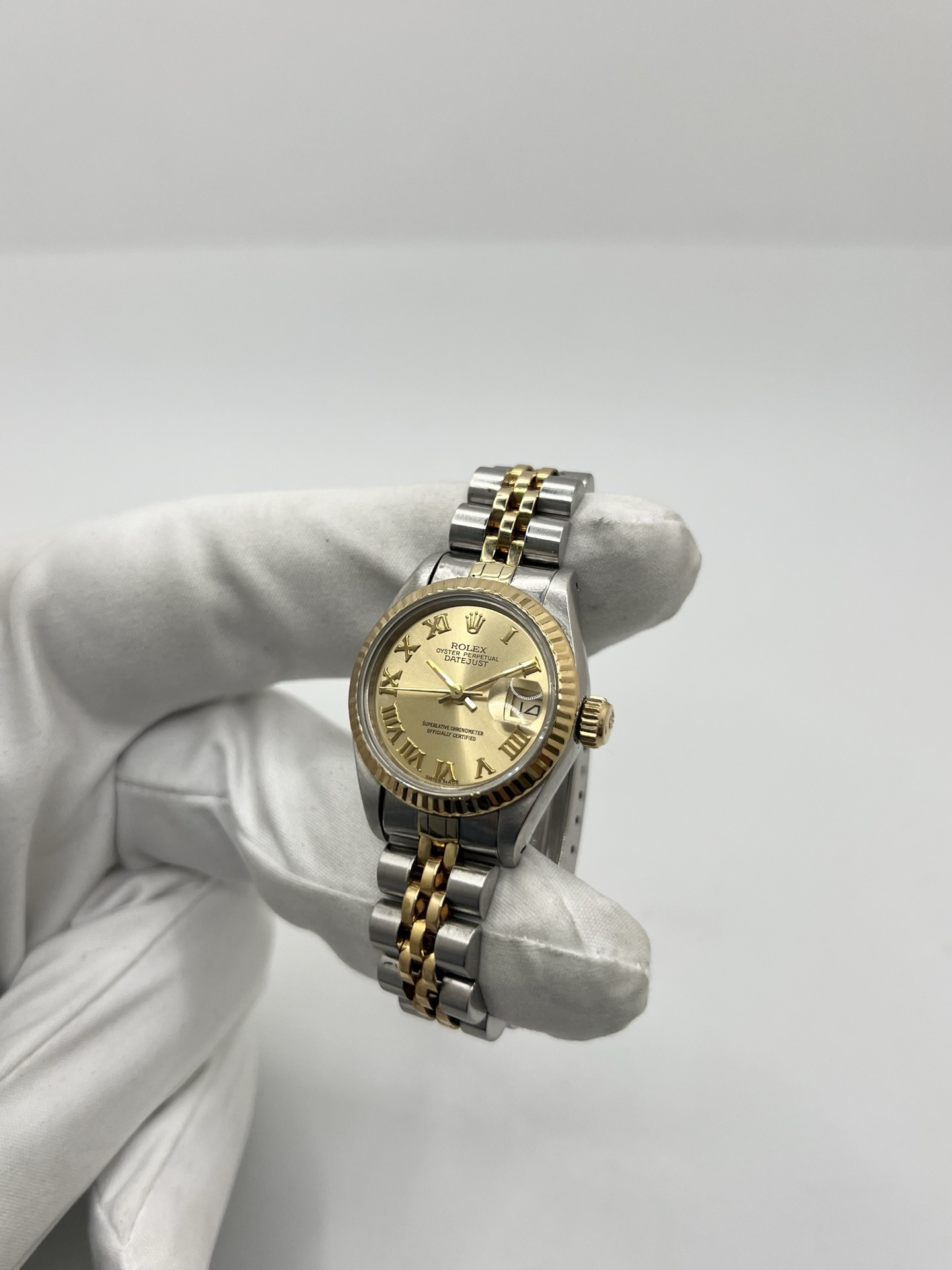 Montre Rolex Lady-Datejust 69173 de 1983 en acier et or jaune avec cadran champagne à chiffres romains, lunette cannelée et bracelet Jubilé. Cette Rolex Lady-Datejust 26 mm automatique est équipée du calibre Rolex 2135 avec affichage de la date et verre saphir. Élégante et intemporelle, cette Rolex femme vintage associe raffinement et confort grâce à son bracelet iconique acier et or. Montre livrée avec boîte d’origine, certificat d’authenticité et garantie 1 an.