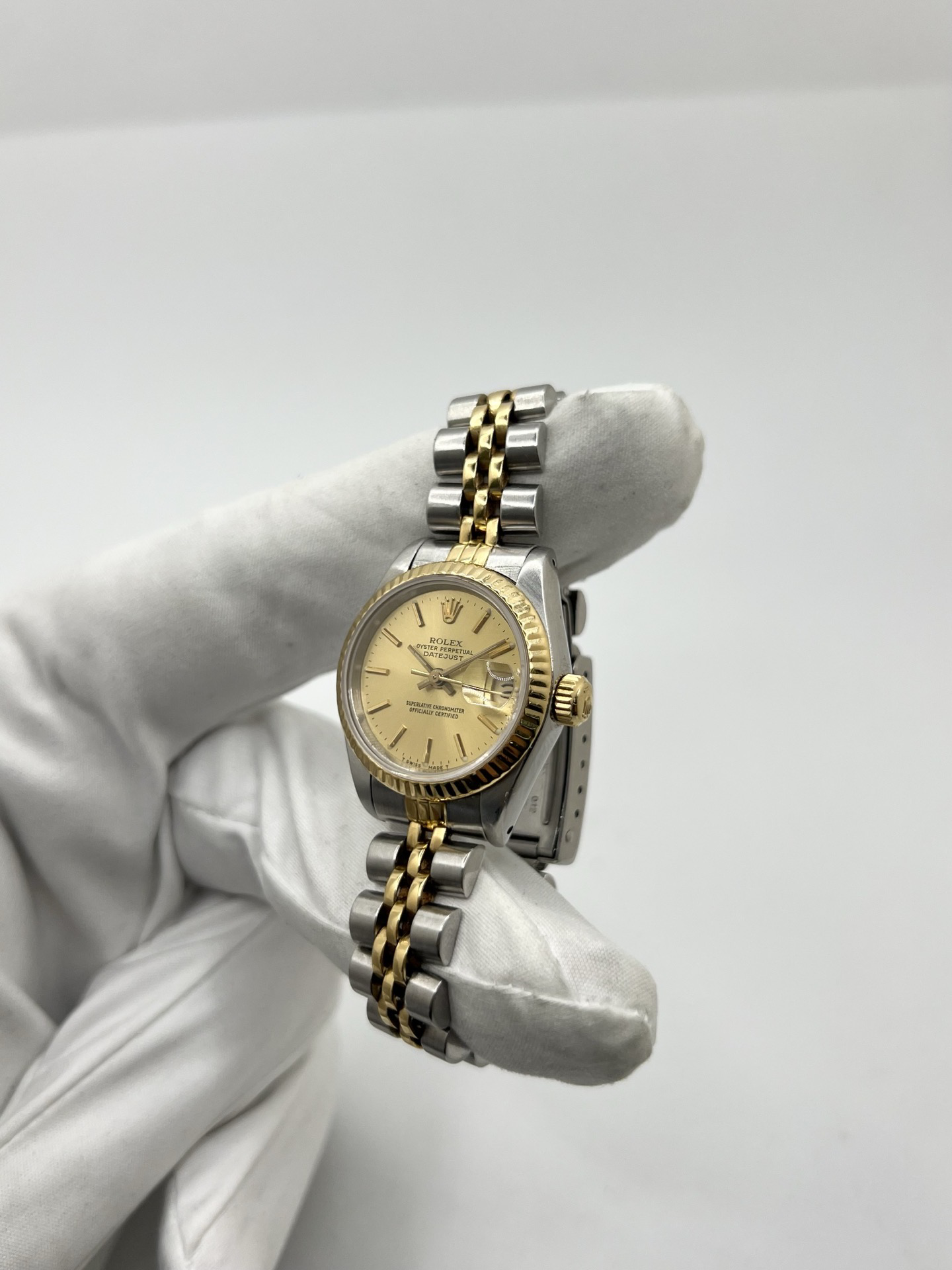 Montre Rolex Lady Datejust 26 mm réf. 69173 en acier et or jaune avec cadran champagne, lunette cannelée et bracelet Jubilé. Cette Rolex Datejust femme automatique de 1986 est équipée du calibre Rolex 2135 avec affichage de la date et verre saphir. Élégante et intemporelle, cette Rolex Lady Datejust vintage associe luxe et confort grâce à son bracelet Jubilé emblématique. Montre livrée avec boîte d’origine, certificat d’authenticité et garantie 1 an.