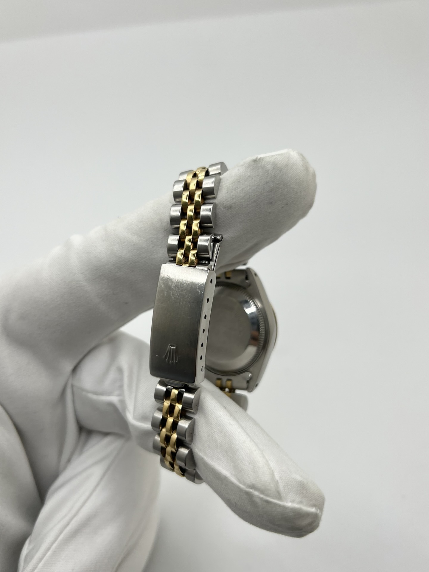 Montre Rolex Lady Datejust 26 mm réf. 69173 en acier et or jaune avec cadran champagne, lunette cannelée et bracelet Jubilé. Cette Rolex Datejust femme automatique de 1986 est équipée du calibre Rolex 2135 avec affichage de la date et verre saphir. Élégante et intemporelle, cette Rolex Lady Datejust vintage associe luxe et confort grâce à son bracelet Jubilé emblématique. Montre livrée avec boîte d’origine, certificat d’authenticité et garantie 1 an.