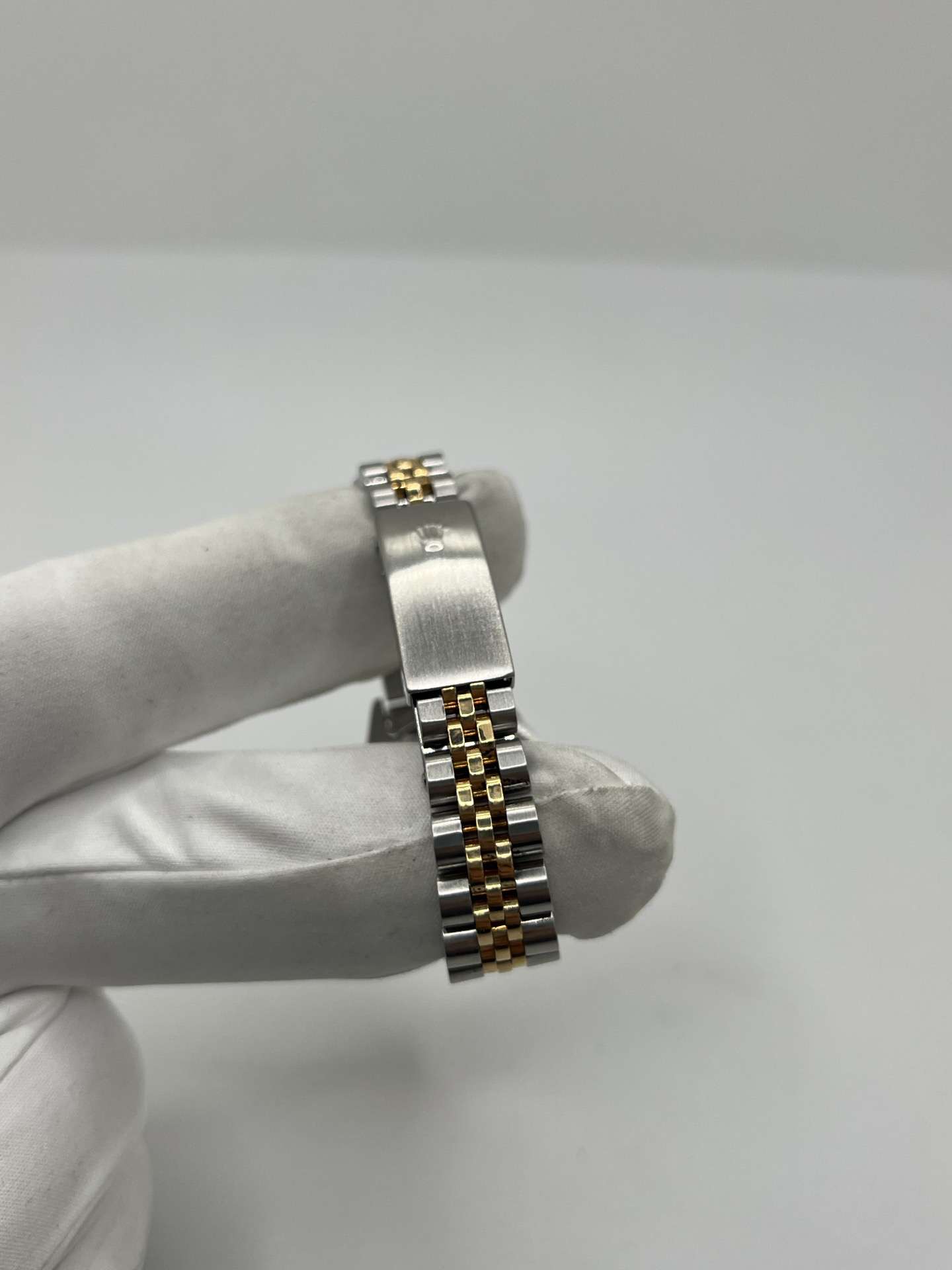 Montre Rolex Lady-Datejust 69173 de 1983 en acier et or jaune avec cadran champagne à chiffres romains, lunette cannelée et bracelet Jubilé. Cette Rolex Lady-Datejust 26 mm automatique est équipée du calibre Rolex 2135 avec affichage de la date et verre saphir. Élégante et intemporelle, cette Rolex femme vintage associe raffinement et confort grâce à son bracelet iconique acier et or. Montre livrée avec boîte d’origine, certificat d’authenticité et garantie 1 an.