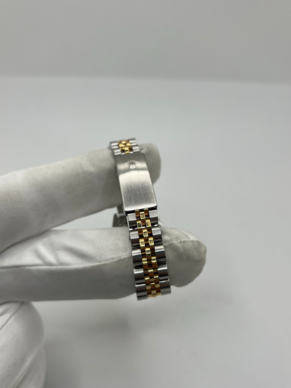 Montre Rolex Lady-Datejust 69173 de 1983 en acier et or jaune avec cadran champagne à chiffres romains, lunette cannelée et bracelet Jubilé. Cette Rolex Lady-Datejust 26 mm automatique est équipée du calibre Rolex 2135 avec affichage de la date et verre saphir. Élégante et intemporelle, cette Rolex femme vintage associe raffinement et confort grâce à son bracelet iconique acier et or. Montre livrée avec boîte d’origine, certificat d’authenticité et garantie 1 an.
