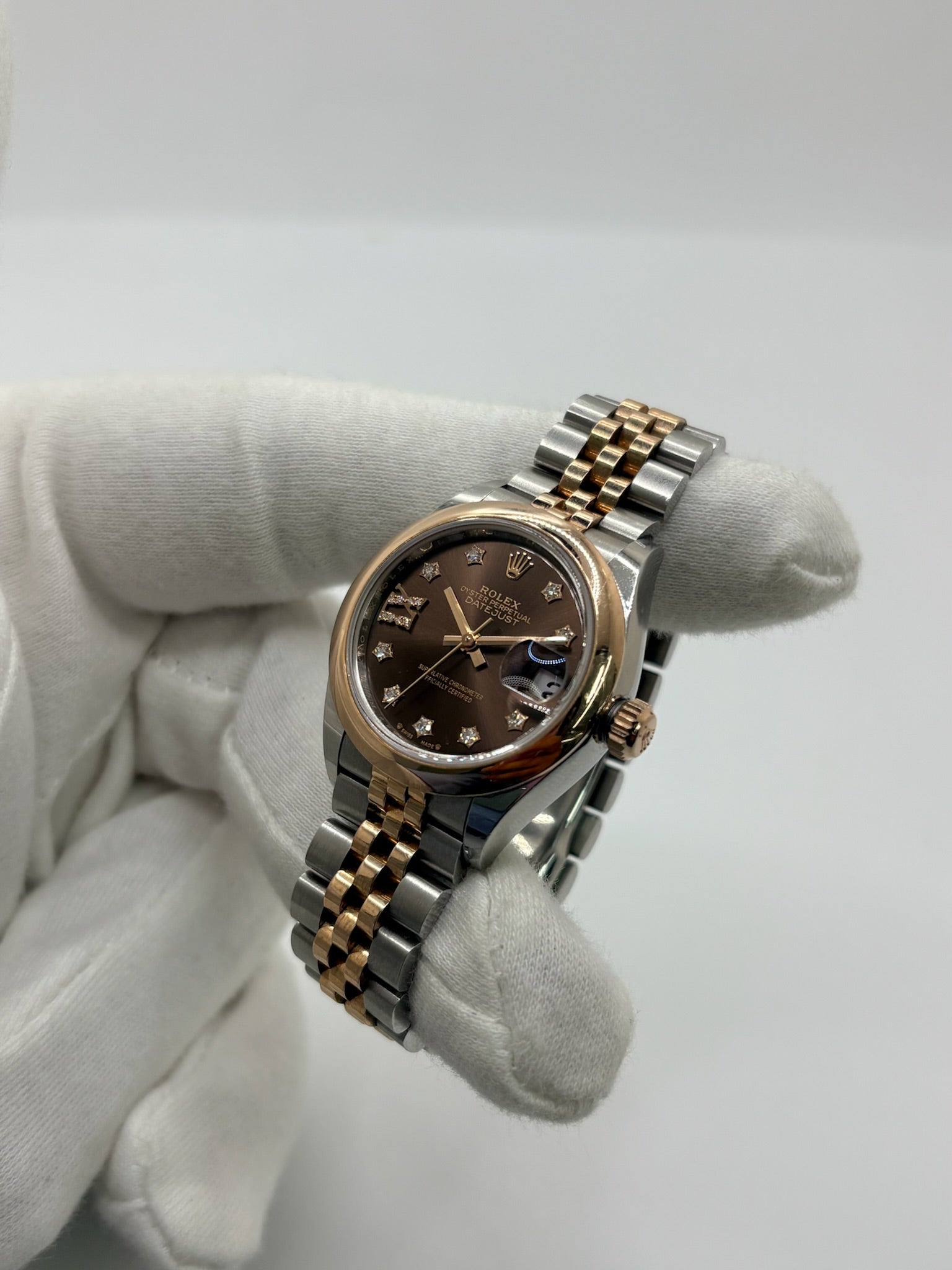 Montre Rolex Lady-Datejust référence 279161 en or et acier avec boîtier de 28 mm, fabriquée en 2023 et animée par le calibre manufacture 2236 à remontage automatique offrant 55 heures de réserve de marche. Son cadran brun avec dateur est protégé par un verre saphir et complété par un bracelet en or et acier avec boucle pliante. Cette montre Rolex d'occasion est en très bon état, révisée en interne et livrée avec son coffret et ses papiers d'origine.