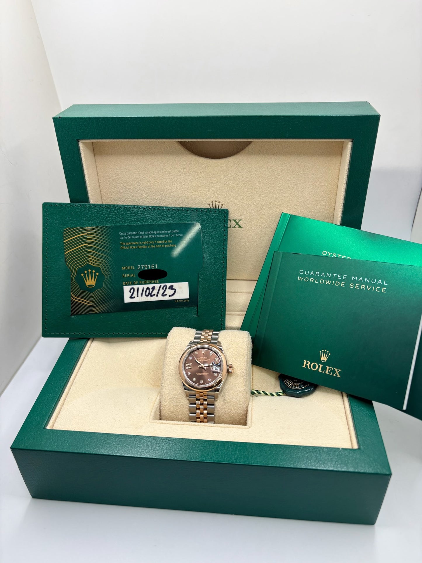 Montre Rolex Lady-Datejust référence 279161 en or et acier avec boîtier de 28 mm, fabriquée en 2023 et animée par le calibre manufacture 2236 à remontage automatique offrant 55 heures de réserve de marche. Son cadran brun avec dateur est protégé par un verre saphir et complété par un bracelet en or et acier avec boucle pliante. Cette montre Rolex d'occasion est en très bon état, révisée en interne et livrée avec son coffret et ses papiers d'origine.