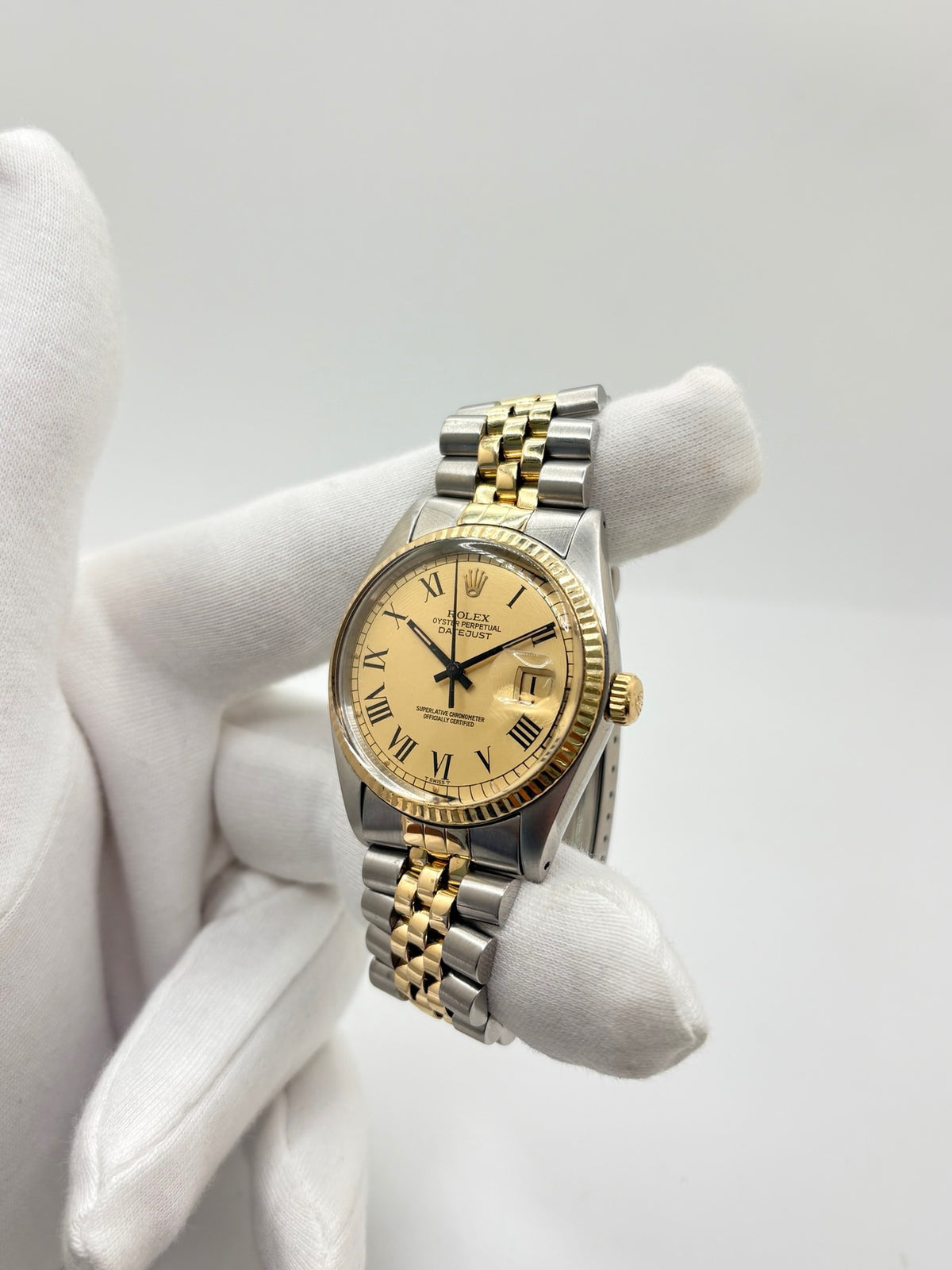 Montre Rolex Datejust 16013 vintage en très bon état, datant de 1979, équipée d’un mouvement automatique calibre 3035 avec 42 heures de réserve de marche. Son boîtier de 36 mm en or et acier possède une lunette en or jaune et un verre Plexiglas. Son cadran or à chiffres romains est accompagné d’un bracelet or et acier. Cette Rolex Datejust dispose également d’une fonction date et d’une étanchéité à 10 ATM.