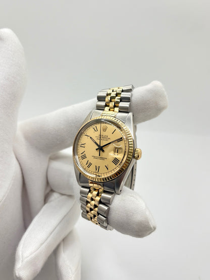 Montre Rolex Datejust 16013 vintage en très bon état, datant de 1979, équipée d’un mouvement automatique calibre 3035 avec 42 heures de réserve de marche. Son boîtier de 36 mm en or et acier possède une lunette en or jaune et un verre Plexiglas. Son cadran or à chiffres romains est accompagné d’un bracelet or et acier. Cette Rolex Datejust dispose également d’une fonction date et d’une étanchéité à 10 ATM.