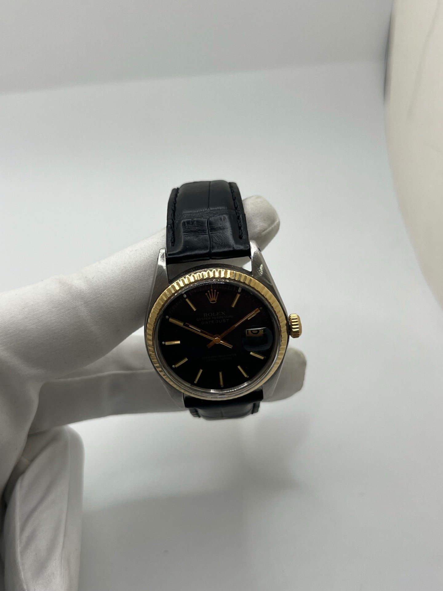 Montre Rolex Datejust 1601 de 1969 en acier et or jaune avec boîtier Oyster de 36 mm et lunette cannelée emblématique. Cadran noir d’origine offrant élégance et contraste, animé par un mouvement automatique révisé pour une précision optimale. Modèle vintage iconique en très bon état, monté sur bracelet cuir avec boucle, livré avec boîte Rolex. Pièce intemporelle, idéale pour collectionneur ou amateur de montres de prestige. Garantie 1 an.