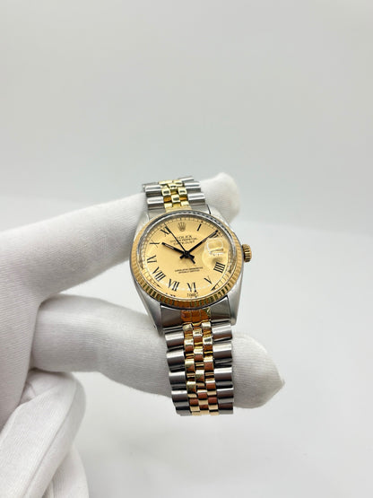 Montre Rolex Datejust 16013 vintage en très bon état, datant de 1979, équipée d’un mouvement automatique calibre 3035 avec 42 heures de réserve de marche. Son boîtier de 36 mm en or et acier possède une lunette en or jaune et un verre Plexiglas. Son cadran or à chiffres romains est accompagné d’un bracelet or et acier. Cette Rolex Datejust dispose également d’une fonction date et d’une étanchéité à 10 ATM.