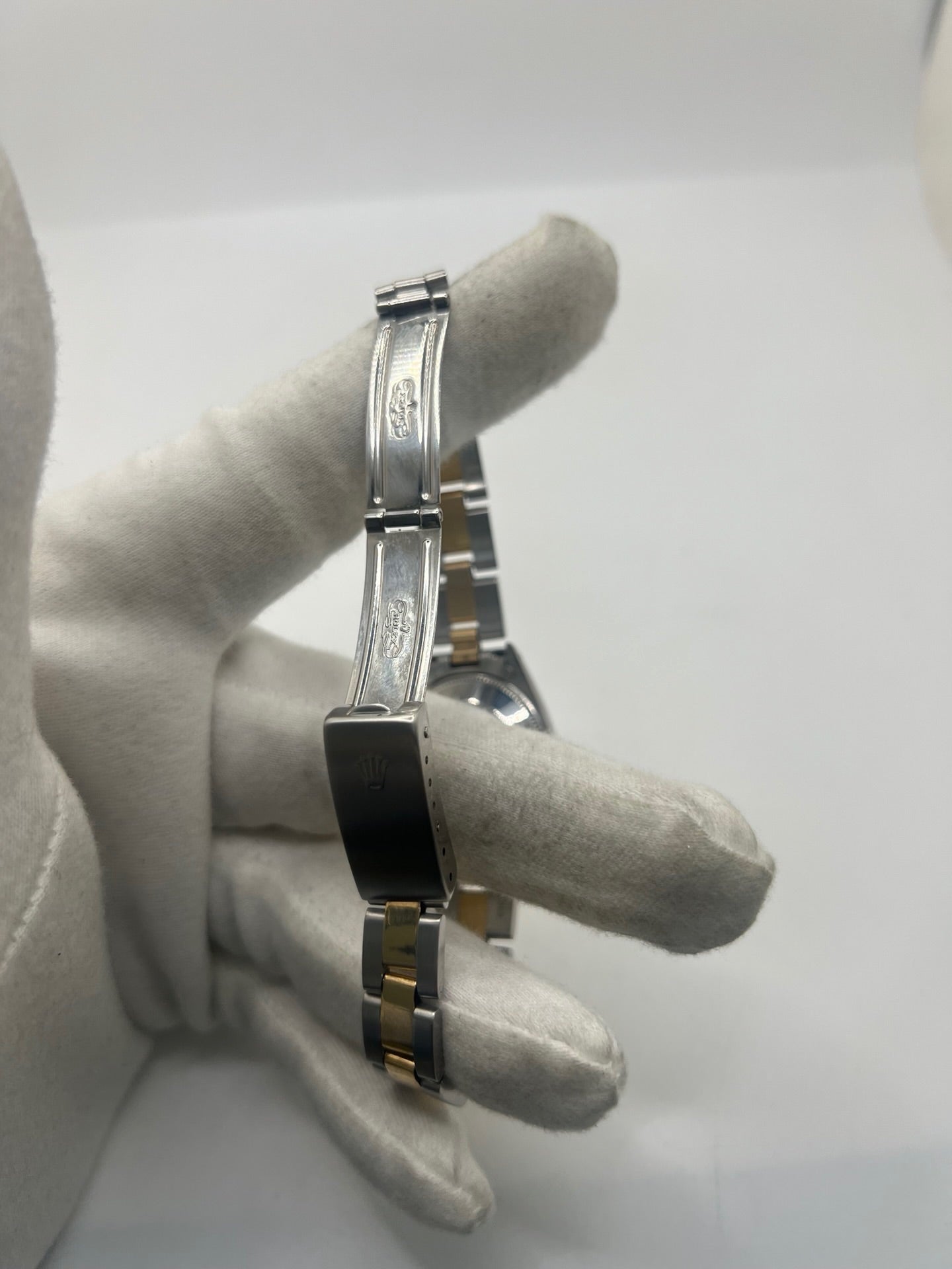 Rolex Lady-Datejust 69173 en acier et or jaune 18 carats, montre automatique pour femme de 26 mm avec cadran champagne, verre saphir et fonction date. Cette Rolex Datejust vintage de 1975 est équipée du calibre Rolex 2135, révisée et en très bon état. Livrée avec son coffret d'origine et garantie 1 an, cette Rolex Lady-Datejust allie élégance intemporelle, précision suisse et valeur de collection.
