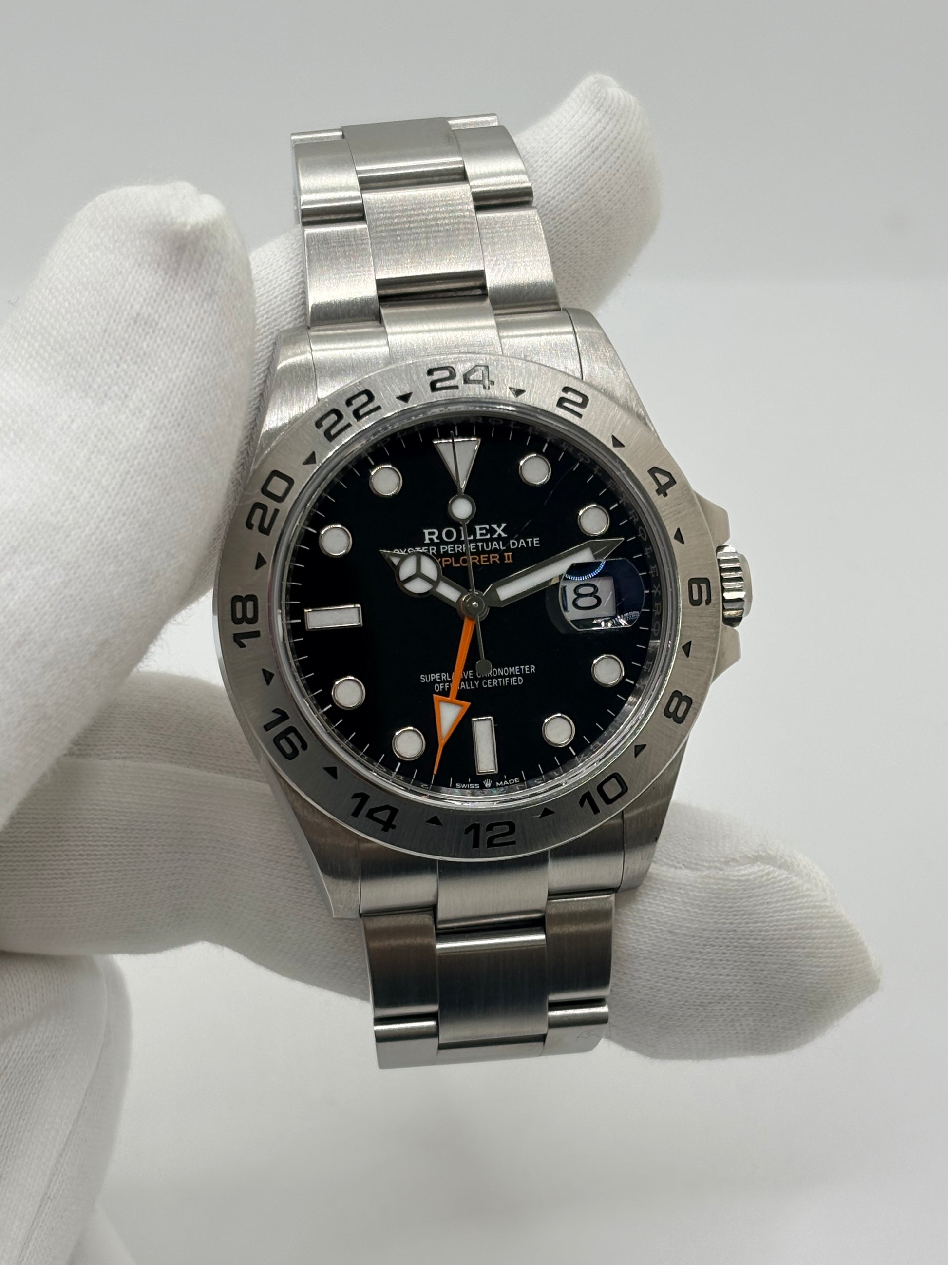Rolex Explorer II 226570, montre automatique en acier avec boîtier de 42 mm et cadran noir. Cette montre Rolex Explorer II est équipée du calibre 3285, offrant une réserve de marche de 70 heures, ainsi que des fonctions date et GMT. Son verre saphir, son bracelet en acier et son design sportif et élégant en font un garde-temps emblématique de la collection Rolex Explorer. Modèle de 2022, livré avec coffret et papiers d’origine.