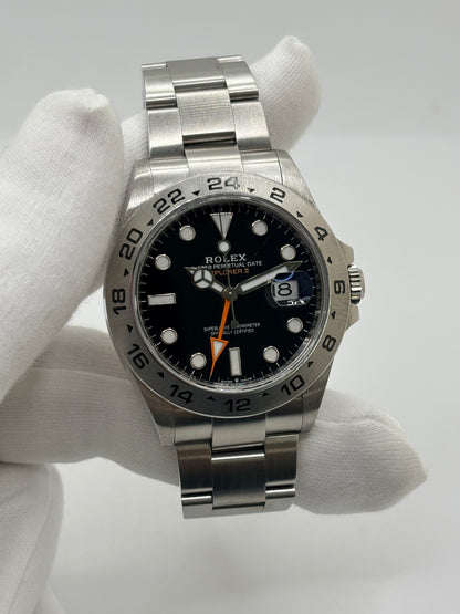 Rolex Explorer II 226570, montre automatique en acier avec boîtier de 42 mm et cadran noir. Cette montre Rolex Explorer II est équipée du calibre 3285, offrant une réserve de marche de 70 heures, ainsi que des fonctions date et GMT. Son verre saphir, son bracelet en acier et son design sportif et élégant en font un garde-temps emblématique de la collection Rolex Explorer. Modèle de 2022, livré avec coffret et papiers d’origine.