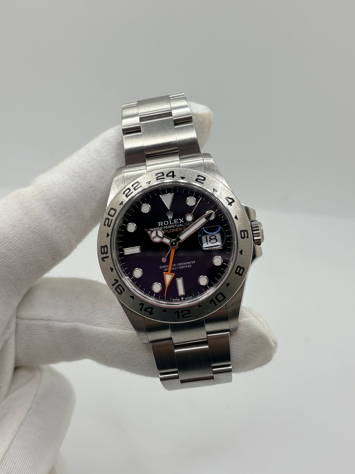 Rolex Explorer II 226570, montre automatique en acier avec boîtier de 42 mm et cadran noir. Cette montre Rolex Explorer II est équipée du calibre 3285, offrant une réserve de marche de 70 heures, ainsi que des fonctions date et GMT. Son verre saphir, son bracelet en acier et son design sportif et élégant en font un garde-temps emblématique de la collection Rolex Explorer. Modèle de 2022, livré avec coffret et papiers d’origine.