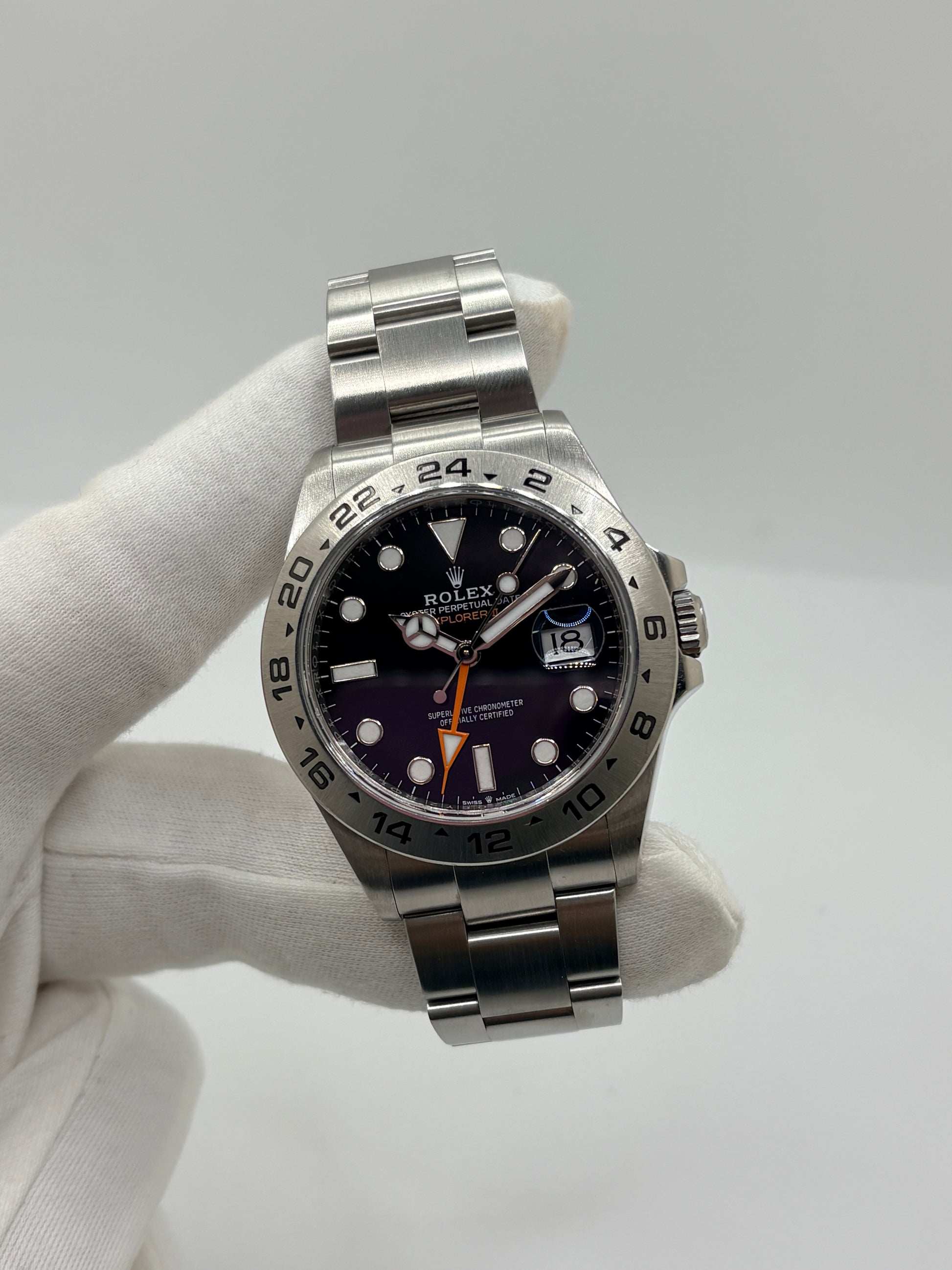 Rolex Explorer II 226570, montre automatique en acier avec boîtier de 42 mm et cadran noir. Cette montre Rolex Explorer II est équipée du calibre 3285, offrant une réserve de marche de 70 heures, ainsi que des fonctions date et GMT. Son verre saphir, son bracelet en acier et son design sportif et élégant en font un garde-temps emblématique de la collection Rolex Explorer. Modèle de 2022, livré avec coffret et papiers d’origine.