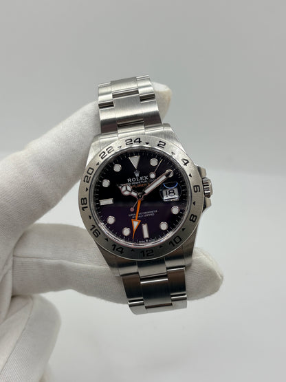 Rolex Explorer II 226570, montre automatique en acier avec boîtier de 42 mm et cadran noir. Cette montre Rolex Explorer II est équipée du calibre 3285, offrant une réserve de marche de 70 heures, ainsi que des fonctions date et GMT. Son verre saphir, son bracelet en acier et son design sportif et élégant en font un garde-temps emblématique de la collection Rolex Explorer. Modèle de 2022, livré avec coffret et papiers d’origine.