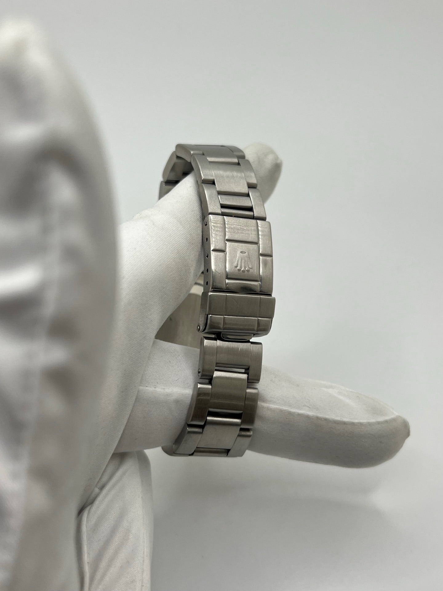 Montre Rolex Explorer II 16570 pour homme ou unisexe en acier, équipée d’un mouvement automatique calibre 3185 avec réserve de marche de 50 heures. Ce modèle emblématique de 1989 présente un boîtier de 40 mm, une lunette en acier, un cadran blanc sans chiffres, un verre saphir et un bracelet en acier avec boucle pliante. Fonction date et GMT. Montre de luxe d’occasion en bon état, révisée en interne, avec coffret d’origine, idéale pour les amateurs de Rolex Explorer II vintage.