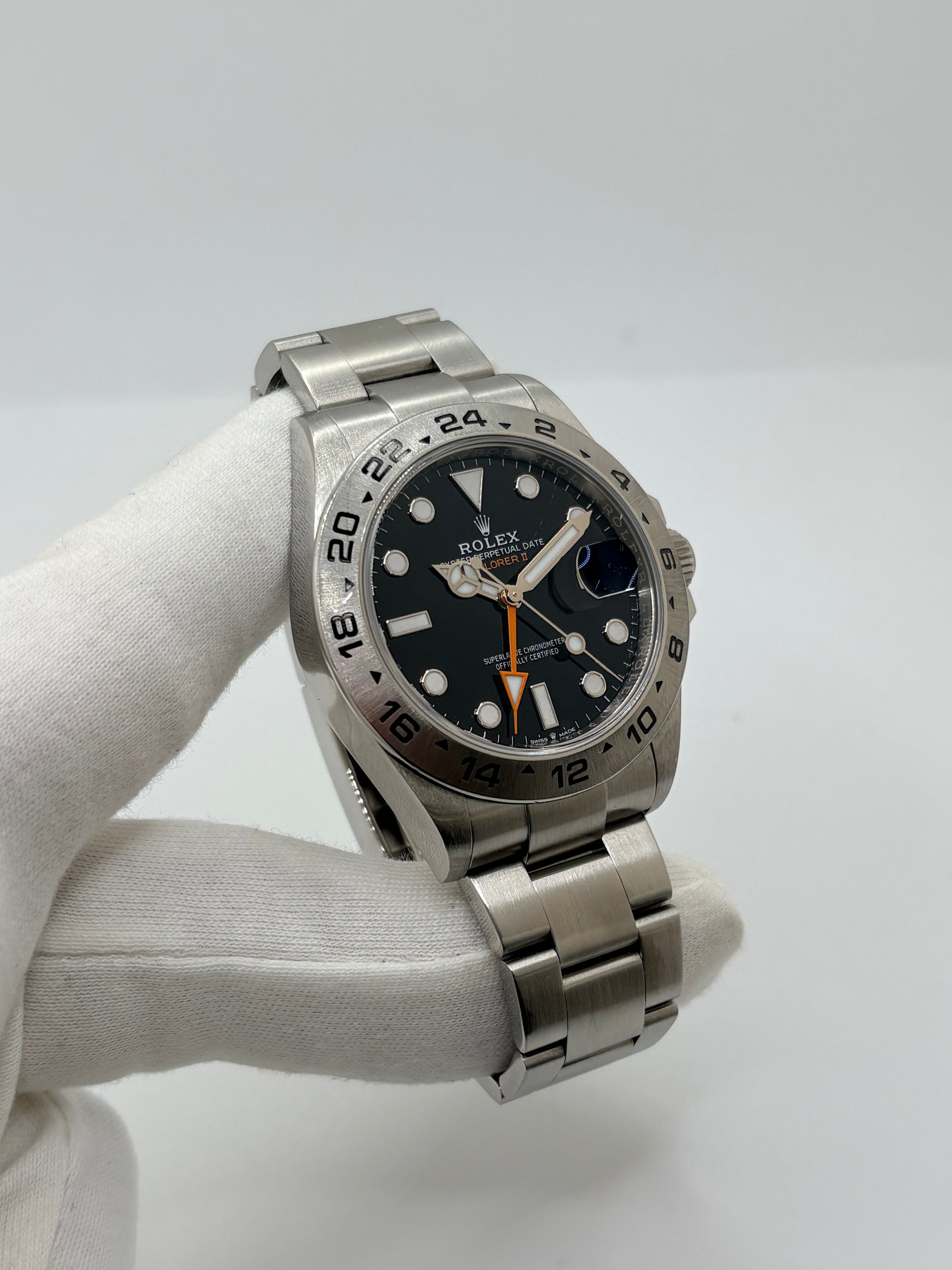 Rolex Explorer II 226570, montre automatique en acier avec boîtier de 42 mm et cadran noir. Cette montre Rolex Explorer II est équipée du calibre 3285, offrant une réserve de marche de 70 heures, ainsi que des fonctions date et GMT. Son verre saphir, son bracelet en acier et son design sportif et élégant en font un garde-temps emblématique de la collection Rolex Explorer. Modèle de 2022, livré avec coffret et papiers d’origine.