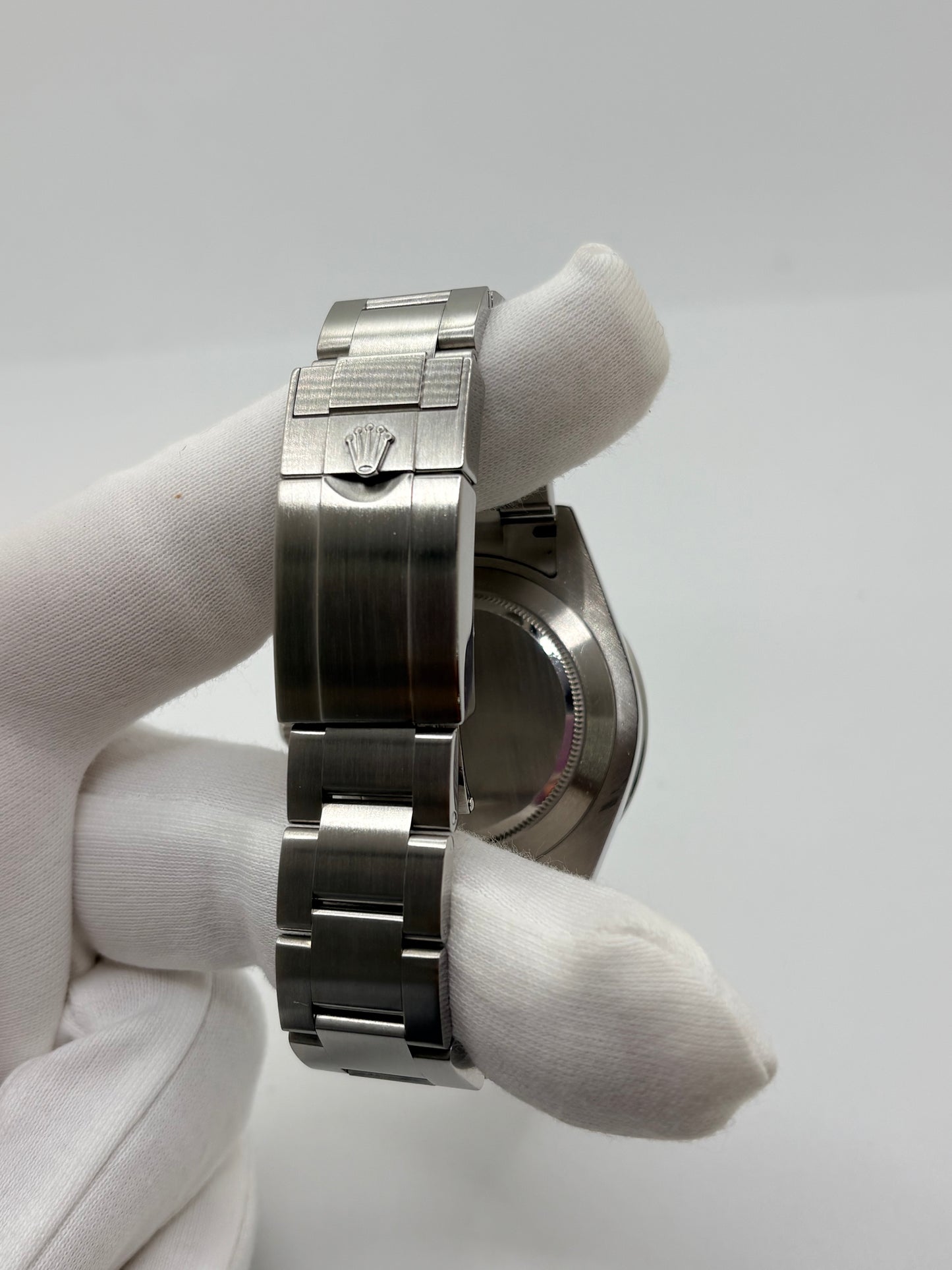 Rolex Explorer II 226570, montre automatique en acier avec boîtier de 42 mm et cadran noir. Cette montre Rolex Explorer II est équipée du calibre 3285, offrant une réserve de marche de 70 heures, ainsi que des fonctions date et GMT. Son verre saphir, son bracelet en acier et son design sportif et élégant en font un garde-temps emblématique de la collection Rolex Explorer. Modèle de 2022, livré avec coffret et papiers d’origine.