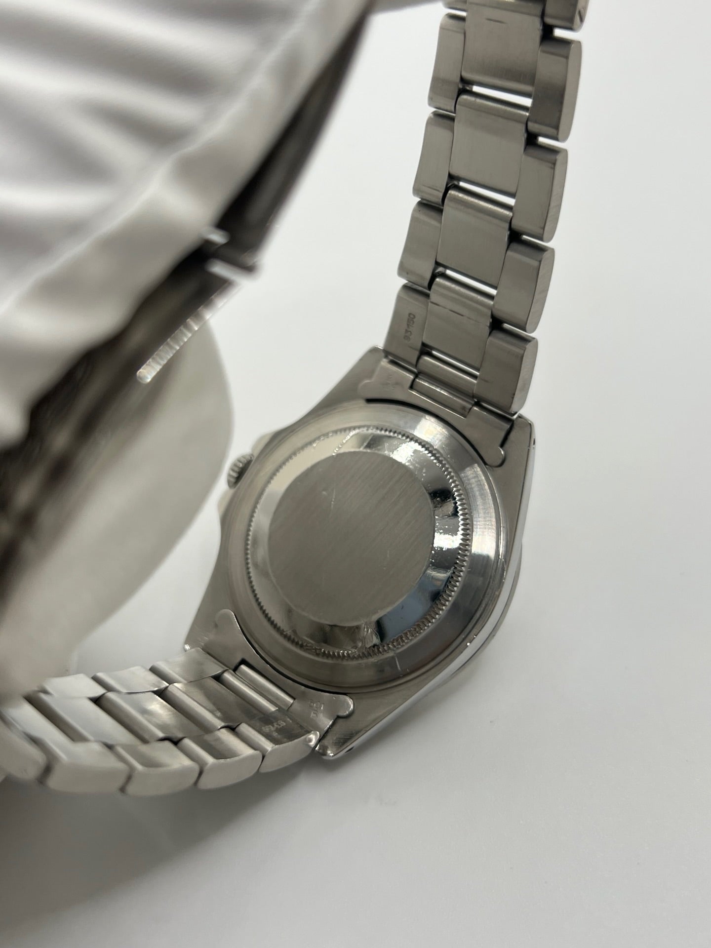 Montre Rolex Explorer II 16570 pour homme ou unisexe en acier, équipée d’un mouvement automatique calibre 3185 avec réserve de marche de 50 heures. Ce modèle emblématique de 1989 présente un boîtier de 40 mm, une lunette en acier, un cadran blanc sans chiffres, un verre saphir et un bracelet en acier avec boucle pliante. Fonction date et GMT. Montre de luxe d’occasion en bon état, révisée en interne, avec coffret d’origine, idéale pour les amateurs de Rolex Explorer II vintage.