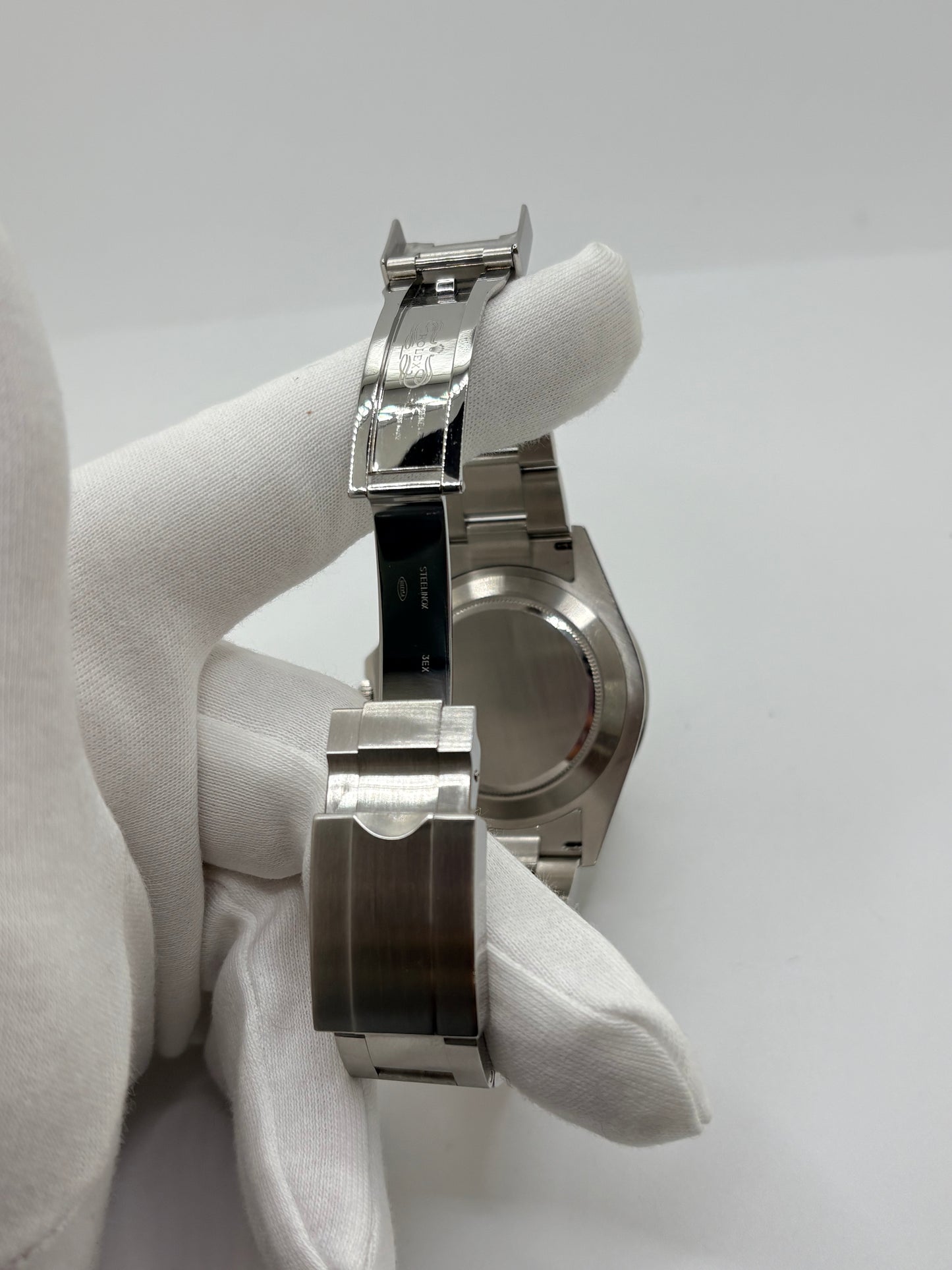 Rolex Explorer II 226570, montre automatique en acier avec boîtier de 42 mm et cadran noir. Cette montre Rolex Explorer II est équipée du calibre 3285, offrant une réserve de marche de 70 heures, ainsi que des fonctions date et GMT. Son verre saphir, son bracelet en acier et son design sportif et élégant en font un garde-temps emblématique de la collection Rolex Explorer. Modèle de 2022, livré avec coffret et papiers d’origine.