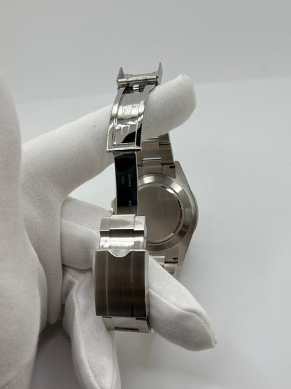 Rolex Explorer II 226570, montre automatique en acier avec boîtier de 42 mm et cadran noir. Cette montre Rolex Explorer II est équipée du calibre 3285, offrant une réserve de marche de 70 heures, ainsi que des fonctions date et GMT. Son verre saphir, son bracelet en acier et son design sportif et élégant en font un garde-temps emblématique de la collection Rolex Explorer. Modèle de 2022, livré avec coffret et papiers d’origine.