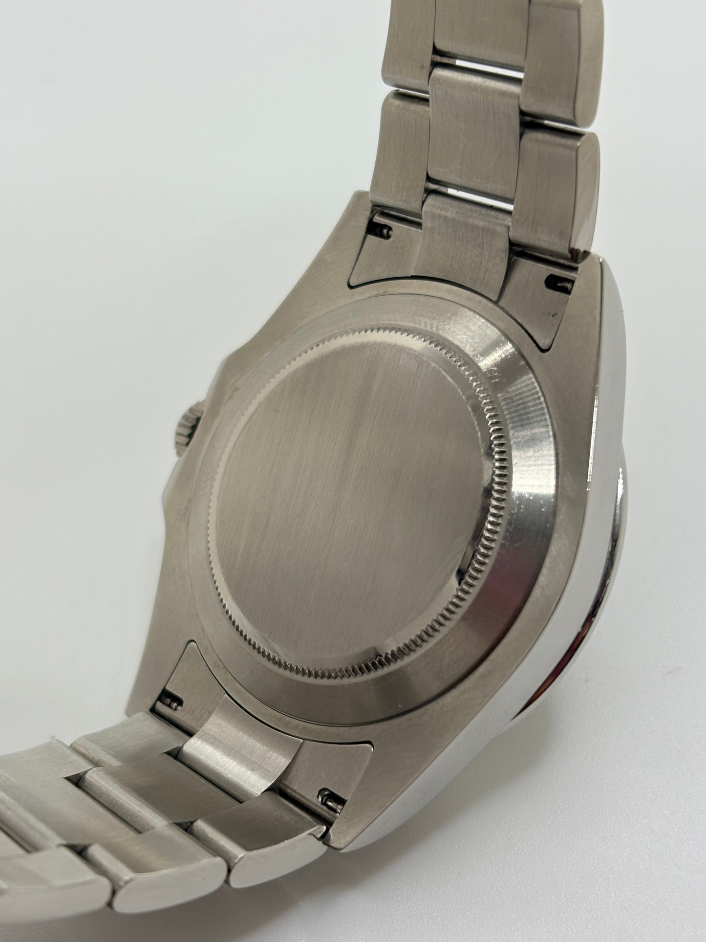 Rolex Explorer II 226570, montre automatique en acier avec boîtier de 42 mm et cadran noir. Cette montre Rolex Explorer II est équipée du calibre 3285, offrant une réserve de marche de 70 heures, ainsi que des fonctions date et GMT. Son verre saphir, son bracelet en acier et son design sportif et élégant en font un garde-temps emblématique de la collection Rolex Explorer. Modèle de 2022, livré avec coffret et papiers d’origine.
