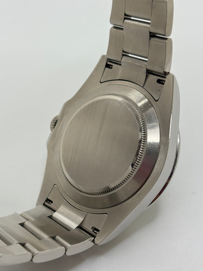 Rolex Explorer II 226570, montre automatique en acier avec boîtier de 42 mm et cadran noir. Cette montre Rolex Explorer II est équipée du calibre 3285, offrant une réserve de marche de 70 heures, ainsi que des fonctions date et GMT. Son verre saphir, son bracelet en acier et son design sportif et élégant en font un garde-temps emblématique de la collection Rolex Explorer. Modèle de 2022, livré avec coffret et papiers d’origine.