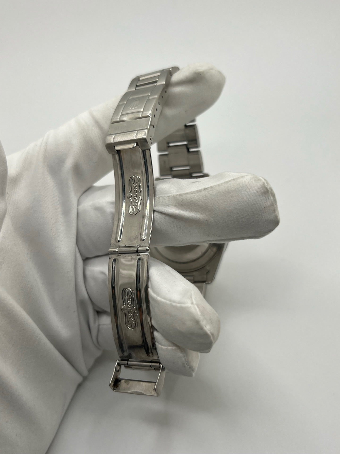 Montre Rolex Explorer II 16570 pour homme ou unisexe en acier, équipée d’un mouvement automatique calibre 3185 avec réserve de marche de 50 heures. Ce modèle emblématique de 1989 présente un boîtier de 40 mm, une lunette en acier, un cadran blanc sans chiffres, un verre saphir et un bracelet en acier avec boucle pliante. Fonction date et GMT. Montre de luxe d’occasion en bon état, révisée en interne, avec coffret d’origine, idéale pour les amateurs de Rolex Explorer II vintage.