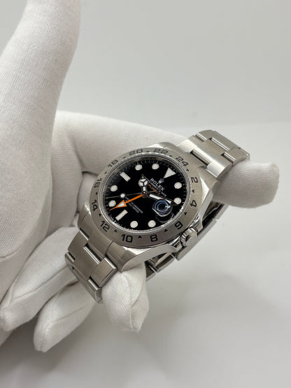 Rolex Explorer II 226570, montre automatique en acier avec boîtier de 42 mm et cadran noir. Cette montre Rolex Explorer II est équipée du calibre 3285, offrant une réserve de marche de 70 heures, ainsi que des fonctions date et GMT. Son verre saphir, son bracelet en acier et son design sportif et élégant en font un garde-temps emblématique de la collection Rolex Explorer. Modèle de 2022, livré avec coffret et papiers d’origine.