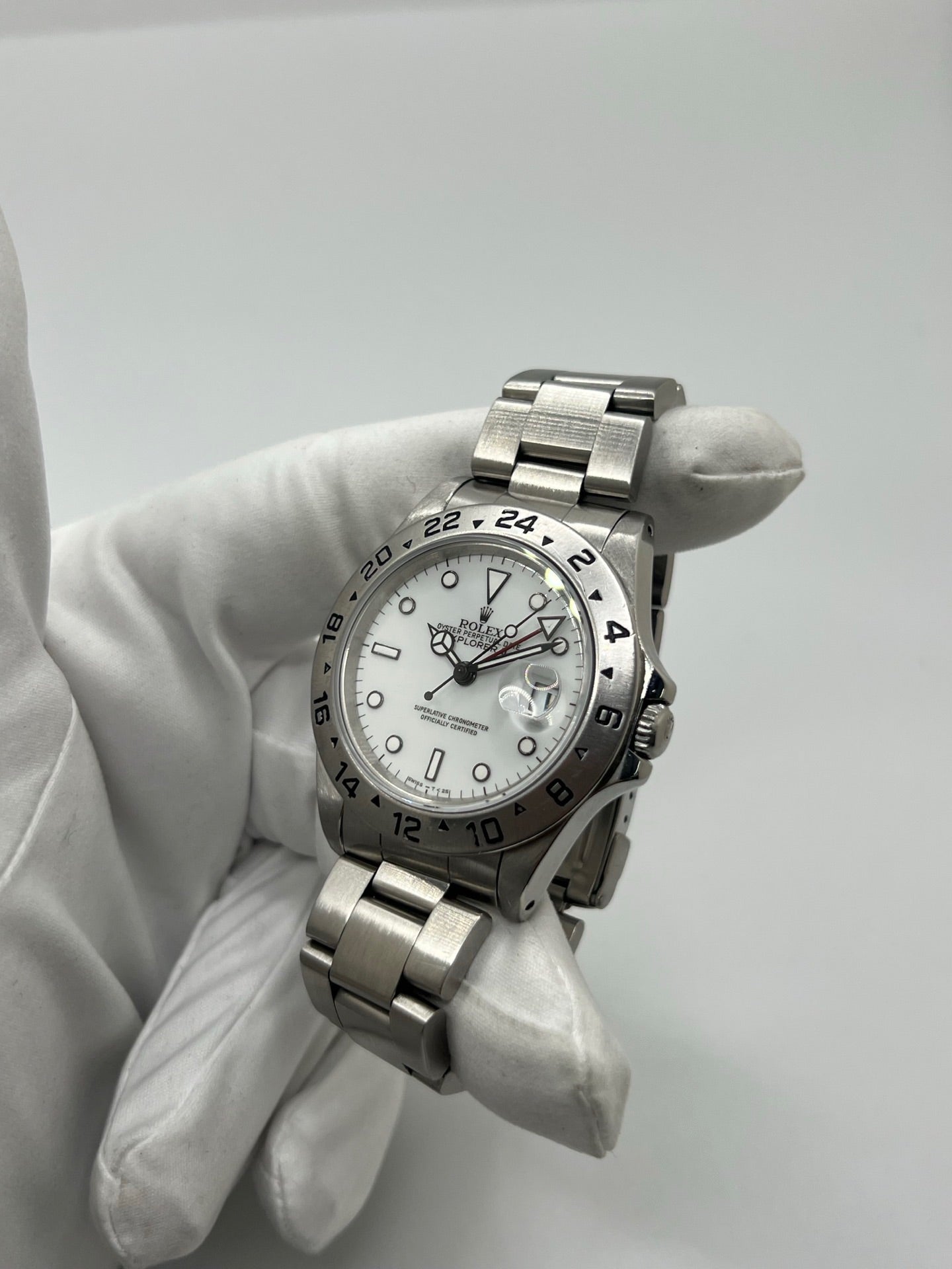 Montre Rolex Explorer II 16570 pour homme ou unisexe en acier, équipée d’un mouvement automatique calibre 3185 avec réserve de marche de 50 heures. Ce modèle emblématique de 1989 présente un boîtier de 40 mm, une lunette en acier, un cadran blanc sans chiffres, un verre saphir et un bracelet en acier avec boucle pliante. Fonction date et GMT. Montre de luxe d’occasion en bon état, révisée en interne, avec coffret d’origine, idéale pour les amateurs de Rolex Explorer II vintage.