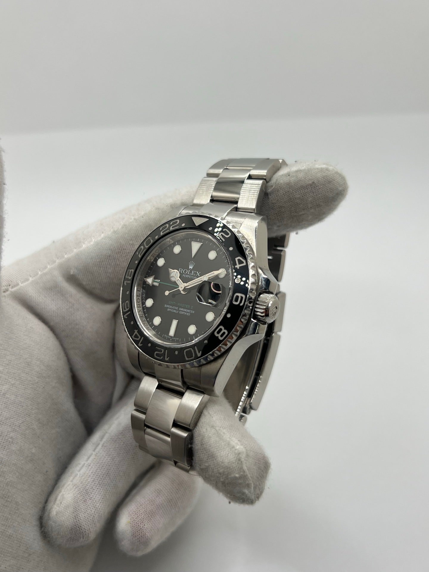 Montre GMT-Master II référence 116710LN en acier avec cadran noir et lunette en céramique noire. Modèle emblématique doté d’un mouvement automatique calibre 3186 avec fonction GMT permettant l’affichage d’un second fuseau horaire. Boîtier de 40 mm avec verre saphir et bracelet acier avec boucle pliante. Montre sportive et élégante, appréciée pour sa robustesse, sa lisibilité et son design iconique dans l’univers de l’horlogerie suisse.