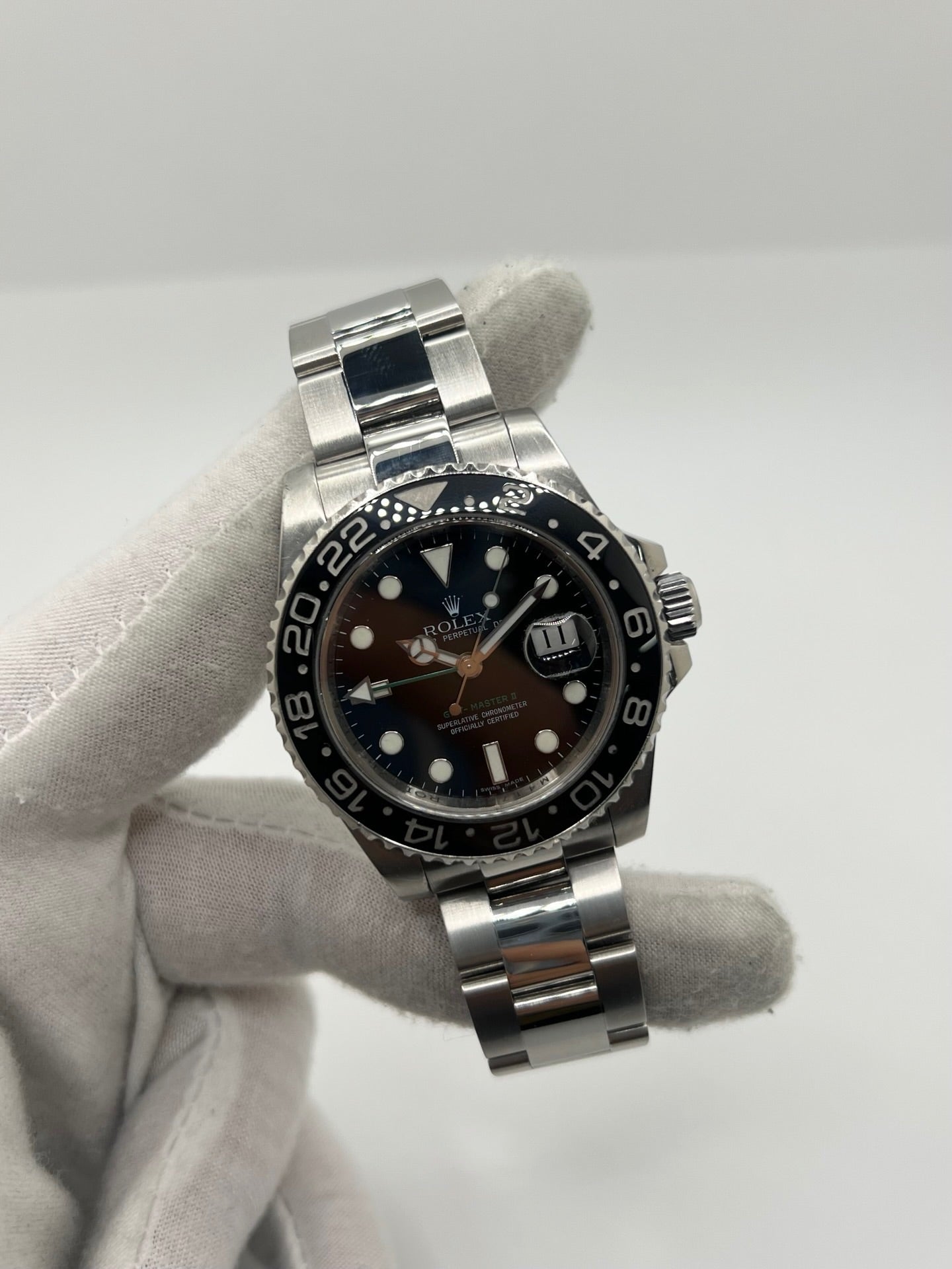 Montre GMT-Master II référence 116710LN en acier avec cadran noir et lunette en céramique noire. Modèle emblématique doté d’un mouvement automatique calibre 3186 avec fonction GMT permettant l’affichage d’un second fuseau horaire. Boîtier de 40 mm avec verre saphir et bracelet acier avec boucle pliante. Montre sportive et élégante, appréciée pour sa robustesse, sa lisibilité et son design iconique dans l’univers de l’horlogerie suisse.