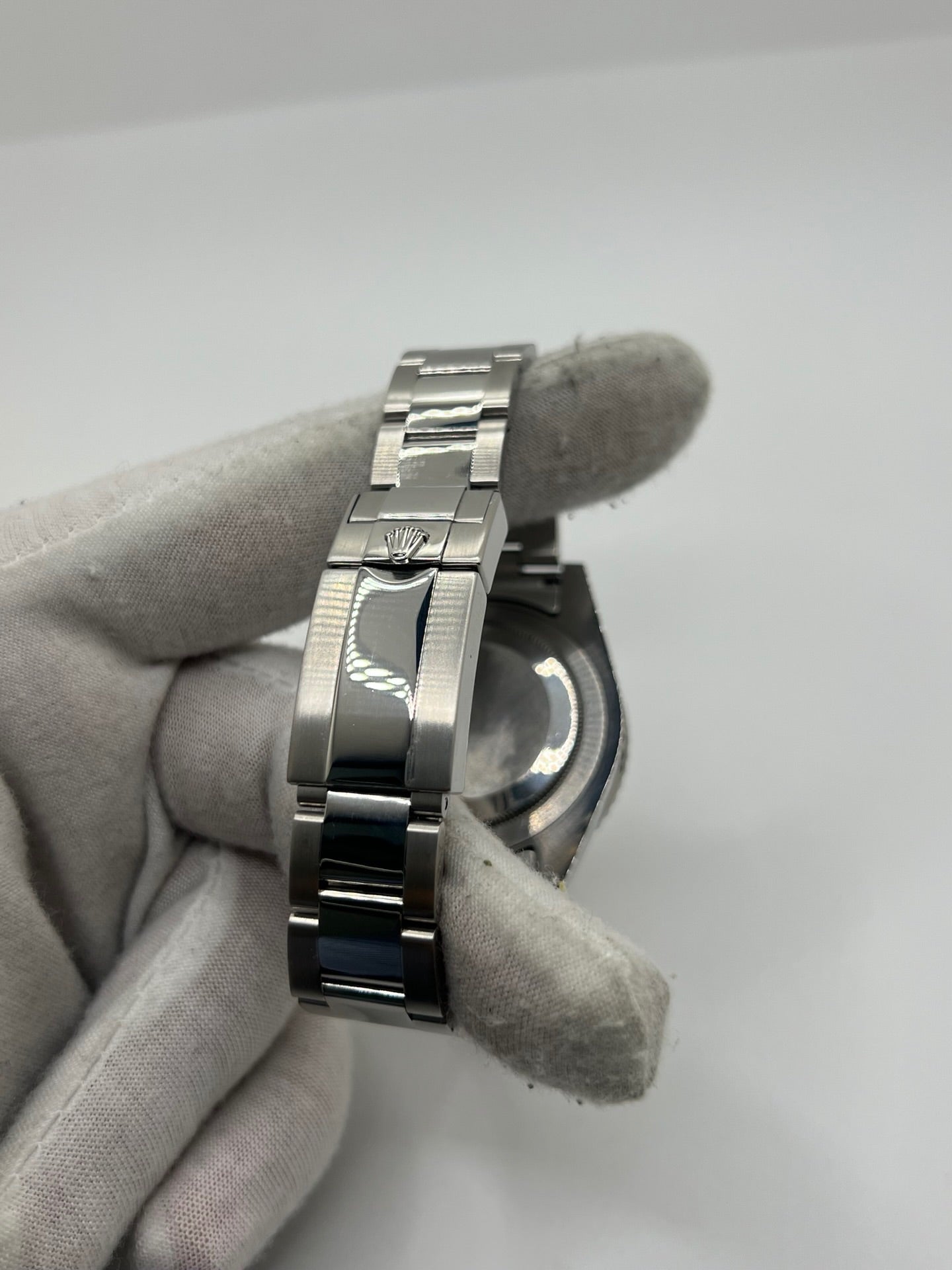 Montre GMT-Master II référence 116710LN en acier avec cadran noir et lunette en céramique noire. Modèle emblématique doté d’un mouvement automatique calibre 3186 avec fonction GMT permettant l’affichage d’un second fuseau horaire. Boîtier de 40 mm avec verre saphir et bracelet acier avec boucle pliante. Montre sportive et élégante, appréciée pour sa robustesse, sa lisibilité et son design iconique dans l’univers de l’horlogerie suisse.