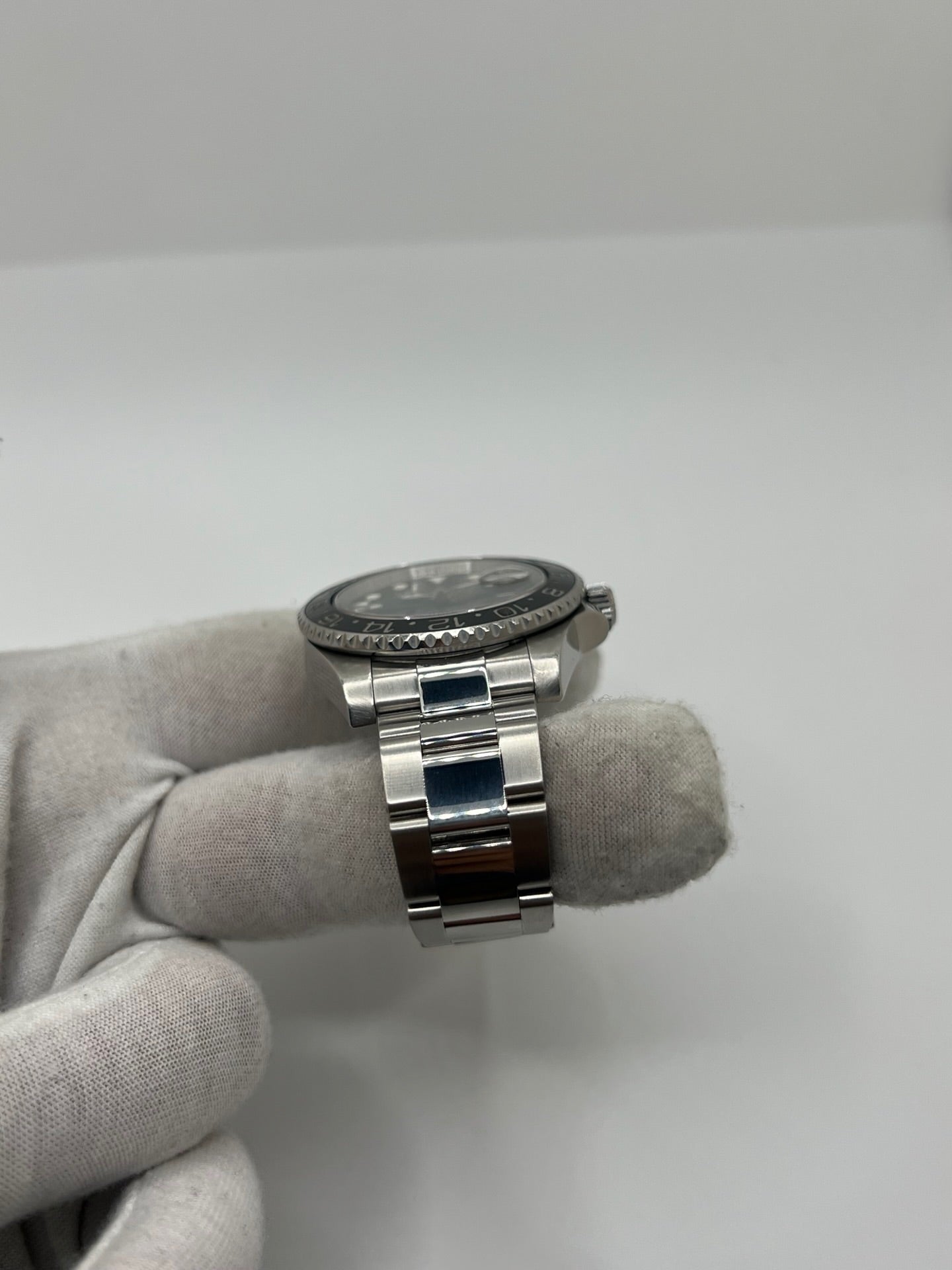 Montre GMT-Master II référence 116710LN en acier avec cadran noir et lunette en céramique noire. Modèle emblématique doté d’un mouvement automatique calibre 3186 avec fonction GMT permettant l’affichage d’un second fuseau horaire. Boîtier de 40 mm avec verre saphir et bracelet acier avec boucle pliante. Montre sportive et élégante, appréciée pour sa robustesse, sa lisibilité et son design iconique dans l’univers de l’horlogerie suisse.