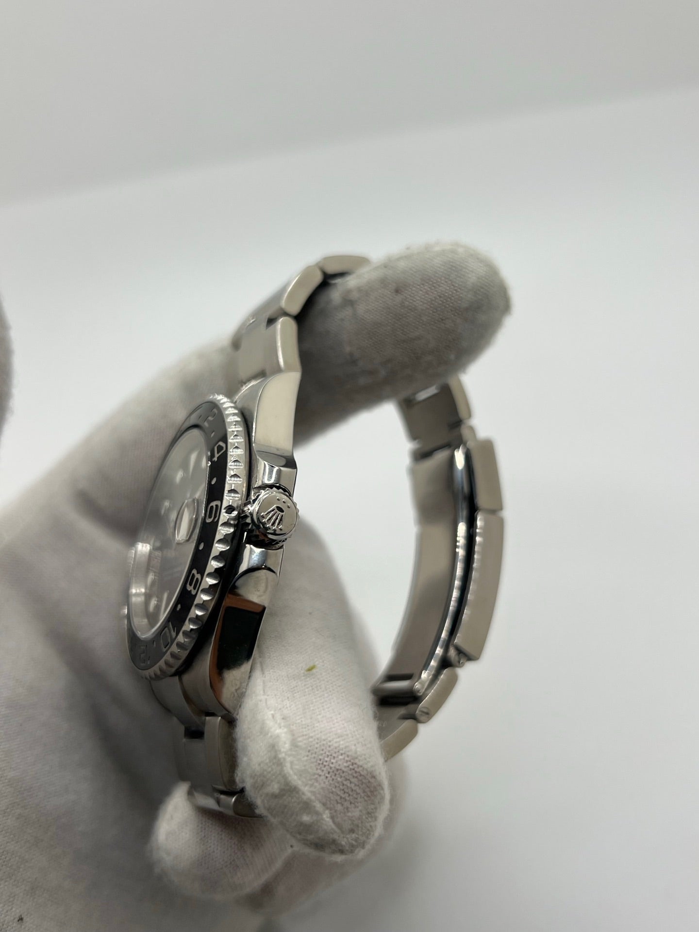 Montre GMT-Master II référence 116710LN en acier avec cadran noir et lunette en céramique noire. Modèle emblématique doté d’un mouvement automatique calibre 3186 avec fonction GMT permettant l’affichage d’un second fuseau horaire. Boîtier de 40 mm avec verre saphir et bracelet acier avec boucle pliante. Montre sportive et élégante, appréciée pour sa robustesse, sa lisibilité et son design iconique dans l’univers de l’horlogerie suisse.
