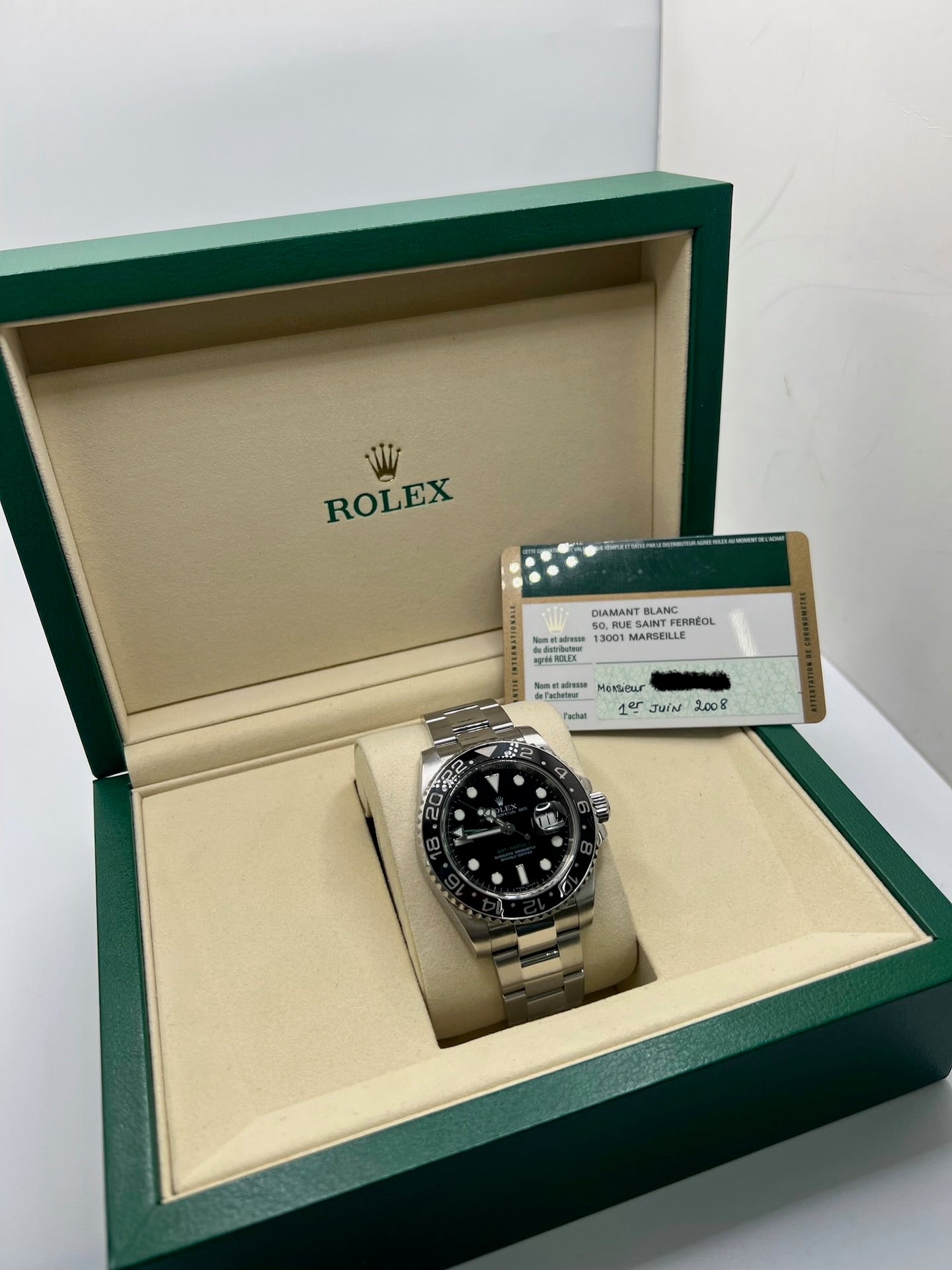 Montre GMT-Master II référence 116710LN en acier avec cadran noir et lunette en céramique noire. Modèle emblématique doté d’un mouvement automatique calibre 3186 avec fonction GMT permettant l’affichage d’un second fuseau horaire. Boîtier de 40 mm avec verre saphir et bracelet acier avec boucle pliante. Montre sportive et élégante, appréciée pour sa robustesse, sa lisibilité et son design iconique dans l’univers de l’horlogerie suisse.