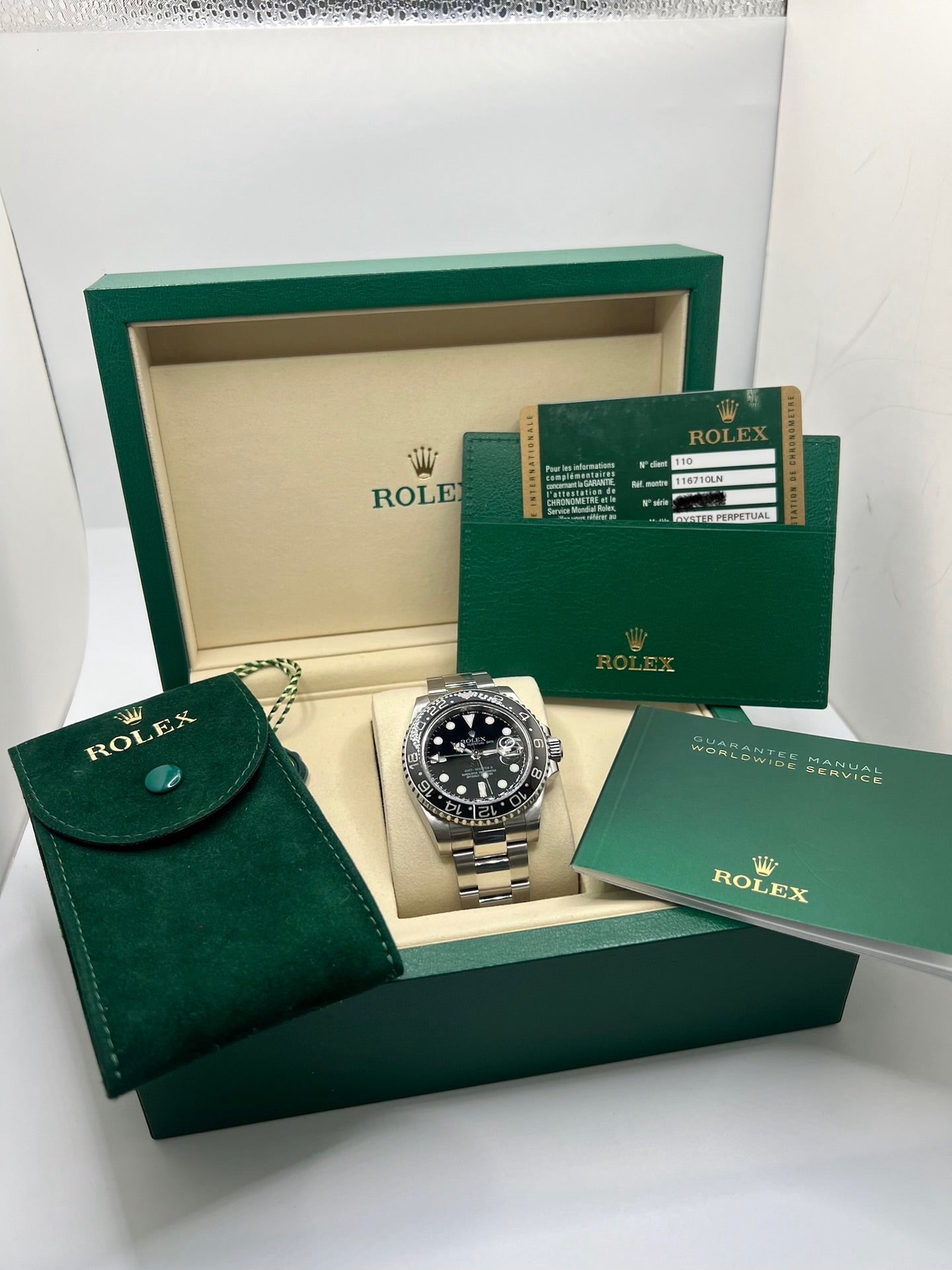Montre GMT-Master II référence 116710LN en acier avec cadran noir et lunette en céramique noire. Modèle emblématique doté d’un mouvement automatique calibre 3186 avec fonction GMT permettant l’affichage d’un second fuseau horaire. Boîtier de 40 mm avec verre saphir et bracelet acier avec boucle pliante. Montre sportive et élégante, appréciée pour sa robustesse, sa lisibilité et son design iconique dans l’univers de l’horlogerie suisse.